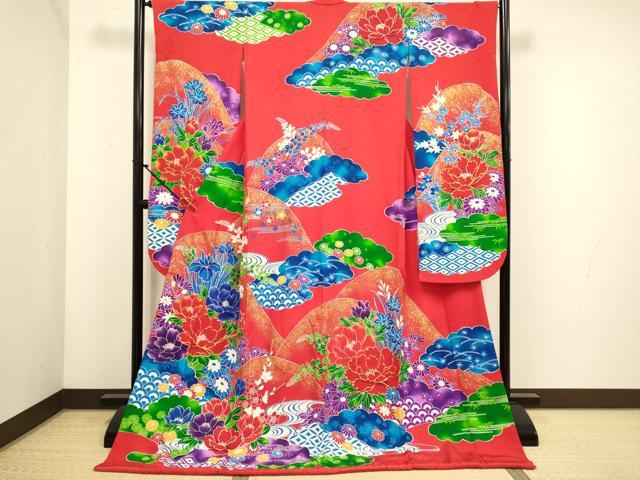 ■■■　サイズ　■■■ 身丈 182cm（肩から） 裄丈 65cm 袖丈 108cm　縫込み 4cm 袖幅 33cm 前幅 24cm 後幅 30cm 着物縫いこみ 内揚げ 0cm 裄 お袖側 約1cm　身頃側 約2.5cm ■■■　商品詳細　■■■ 【正絹】 状態は接写画像のように左袖・胴裏に薄い汚れがございますが その他特に目立ったシミ汚れなどもなく大変良い状態です。 大変上質な逸品になります。 お安く出品致しますので、是非この機会にいかがでしょうか？ ■■■　注意事項　■■■ ■モニター発色の具合により色合いが異なる場合がございます。 ■寸法は多少の誤差が生じる場合がございますのでご了承ください。 ■縫込みの長さが左右非対称の場合は短い部分を記載しております。 左右非対称であってもご返品・お値引き等の保証は出来かねますので、ご了承の上ご購入をお願い致します。 ■シミ等のチェックには注意を払っておりますが、見落としがある場合もございますし、個人の見解も様々ですので神経質な方のご購入はお控えください。 ■箪笥に入っておりました着物や帯なので畳みシワや匂いがあるものもございます。 ■お休みは基本的に土日祝となりますが、その他臨時でお休みする場合がございますのでご了承ください。 ■商品の発送は平日のみの発送となります。 ■夜間と土曜、日曜日はお問い合わせの回答が遅れる場合がございます。 ■当店では、お直し、紋入れ、お手入れ等は承っておりません。 ■生地の状態（ヤケ、経年劣化等）によってはサイズ直しが出来ない場合がございます。 その点もどうかご了承のうえ、ご購入をお願いいたします。 ■弊社で取り扱う商品は一点ものにつき、時期や在庫状況に応じて金額が変更となる場合がございます。 ■検針は行っておりません。予めご了承いただきますようお願いいたします。 ■【洗える着物】と記載のある商品におきましては、商品お届け後に洗濯を行ってしまってからのご返品にはご対応しかねます。 念の為、専門店でのお手入れをお願いいたします。 ■写真に写っている物が全てになります。 それ以外の付属品はございませんのでご了承ください。 ■状態に関する写真につきましては、掲載可能な写真枚数に限りがあるため、 各箇所につき1枚参考画像を掲載しております。 ■着物のサイズ目安は下記を参考ください↓ ＜女性着物＞　お端折り次第で＋5cm　－10cmが着用可能サイズ 　例）身丈170cmの場合、身長160cm～175cm ＜男性着物＞　身丈＋約25cm～27cm程が適応身長 　例）身丈155cmの場合、身長180cm～182cm