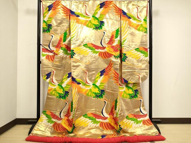 ■■■　サイズ　■■■ 身丈 184cm（肩から） 裄丈 66cm 袖丈 104cm　縫込み 7cm 袖幅 33cm 前幅 29.5cm 後幅 32.5cm 着物縫いこみ 内揚げ 0cm 裄 お袖側 約2cm　身頃側 約1.5cm ■■■　商品詳細　■■■ 【正絹】 状態は接写画像のように上前おくみ・上前に糸よれ、表地所々に若干のスレがございます。 大変上質な逸品になりますので気になる方はぜひお手入れをされてお召しになられてはいかがでしょうか。 お安く出品致しますので、是非この機会にいかがでしょうか？ ■■■　注意事項　■■■ ■モニター発色の具合により色合いが異なる場合がございます。 ■寸法は多少の誤差が生じる場合がございますのでご了承ください。 ■縫込みの長さが左右非対称の場合は短い部分を記載しております。 左右非対称であってもご返品・お値引き等の保証は出来かねますので、ご了承の上ご購入をお願い致します。 ■シミ等のチェックには注意を払っておりますが、見落としがある場合もございますし、個人の見解も様々ですので神経質な方のご購入はお控えください。 ■箪笥に入っておりました着物や帯なので畳みシワや匂いがあるものもございます。 ■お休みは基本的に土日祝となりますが、その他臨時でお休みする場合がございますのでご了承ください。 ■商品の発送は平日のみの発送となります。 ■夜間と土曜、日曜日はお問い合わせの回答が遅れる場合がございます。 ■当店では、お直し、紋入れ、お手入れ等は承っておりません。 ■生地の状態（ヤケ、経年劣化等）によってはサイズ直しが出来ない場合がございます。 その点もどうかご了承のうえ、ご購入をお願いいたします。 ■弊社で取り扱う商品は一点ものにつき、時期や在庫状況に応じて金額が変更となる場合がございます。 ■検針は行っておりません。予めご了承いただきますようお願いいたします。 ■【洗える着物】と記載のある商品におきましては、商品お届け後に洗濯を行ってしまってからのご返品にはご対応しかねます。 念の為、専門店でのお手入れをお願いいたします。 ■写真に写っている物が全てになります。 それ以外の付属品はございませんのでご了承ください。 ■状態に関する写真につきましては、掲載可能な写真枚数に限りがあるため、 各箇所につき1枚参考画像を掲載しております。 ■着物のサイズ目安は下記を参考ください↓ ＜女性着物＞　お端折り次第で＋5cm　－10cmが着用可能サイズ 　例）身丈170cmの場合、身長160cm～175cm ＜男性着物＞　身丈＋約25cm～27cm程が適応身長 　例）身丈155cmの場合、身長180cm～182cm