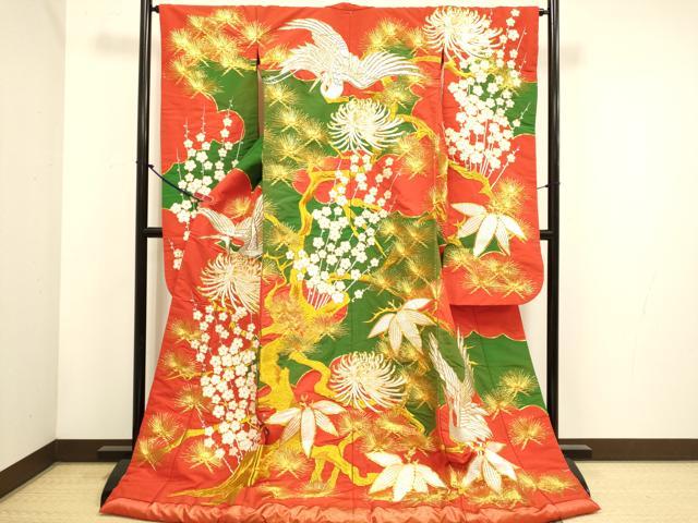 ■■■　サイズ　■■■ 身丈 175cm（肩から） 裄丈 65cm 袖丈 103.5cm　縫込み 4cm 袖幅 32.5cm 前幅 26cm 後幅 33cm 着物縫いこみ 内揚げ 0cm 裄 お袖側 約0cm　身頃側 約0cm ■■■　商品詳細　■■■ 【正絹】 状態は接写画像のように表地所々に若干のヤケ、肩山・後身頃・下前に薄い汚れがございます。 大変上質な逸品になりますのでぜひお手入れをされてお召しになられてはいかがでしょうか。 お安く出品致しますので、是非この機会にいかがでしょうか？ ■■■　注意事項　■■■ ■モニター発色の具合により色合いが異なる場合がございます。 ■寸法は多少の誤差が生じる場合がございますのでご了承ください。 ■縫込みの長さが左右非対称の場合は短い部分を記載しております。 左右非対称であってもご返品・お値引き等の保証は出来かねますので、ご了承の上ご購入をお願い致します。 ■シミ等のチェックには注意を払っておりますが、見落としがある場合もございますし、個人の見解も様々ですので神経質な方のご購入はお控えください。 ■箪笥に入っておりました着物や帯なので畳みシワや匂いがあるものもございます。 ■お休みは基本的に土日祝となりますが、その他臨時でお休みする場合がございますのでご了承ください。 ■商品の発送は平日のみの発送となります。 ■夜間と土曜、日曜日はお問い合わせの回答が遅れる場合がございます。 ■当店では、お直し、紋入れ、お手入れ等は承っておりません。 ■生地の状態（ヤケ、経年劣化等）によってはサイズ直しが出来ない場合がございます。 その点もどうかご了承のうえ、ご購入をお願いいたします。 ■弊社で取り扱う商品は一点ものにつき、時期や在庫状況に応じて金額が変更となる場合がございます。 ■検針は行っておりません。予めご了承いただきますようお願いいたします。 ■【洗える着物】と記載のある商品におきましては、商品お届け後に洗濯を行ってしまってからのご返品にはご対応しかねます。 念の為、専門店でのお手入れをお願いいたします。 ■写真に写っている物が全てになります。 それ以外の付属品はございませんのでご了承ください。 ■状態に関する写真につきましては、掲載可能な写真枚数に限りがあるため、 各箇所につき1枚参考画像を掲載しております。 ■着物のサイズ目安は下記を参考ください↓ ＜女性着物＞　お端折り次第で＋5cm　－10cmが着用可能サイズ 　例）身丈170cmの場合、身長160cm～175cm ＜男性着物＞　身丈＋約25cm～27cm程が適応身長 　例）身丈155cmの場合、身長180cm～182cm