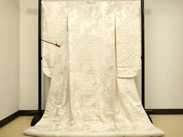 ■■■　サイズ　■■■ 身丈 196cm（肩から） 裄丈 66.5cm 袖丈 104cm　縫込み 3.5cm 袖幅 34cm 前幅 28.5cm 後幅 32cm 着物縫いこみ 内揚げ 0cm 裄 お袖側 約2.5cm　身頃側 約0cm ■■■　商品詳細　■■■ 【正絹】 状態は接写画像のように後身頃に薄い汚れがございますが その他特に目立ったシミ汚れなどもなく大変良い状態です。 大変上質な逸品になります。 お安く出品致しますので、是非この機会にいかがでしょうか？ ■■■　注意事項　■■■ ■モニター発色の具合により色合いが異なる場合がございます。 ■寸法は多少の誤差が生じる場合がございますのでご了承ください。 ■縫込みの長さが左右非対称の場合は短い部分を記載しております。 左右非対称であってもご返品・お値引き等の保証は出来かねますので、ご了承の上ご購入をお願い致します。 ■シミ等のチェックには注意を払っておりますが、見落としがある場合もございますし、個人の見解も様々ですので神経質な方のご購入はお控えください。 ■箪笥に入っておりました着物や帯なので畳みシワや匂いがあるものもございます。 ■お休みは基本的に土日祝となりますが、その他臨時でお休みする場合がございますのでご了承ください。 ■商品の発送は平日のみの発送となります。 ■夜間と土曜、日曜日はお問い合わせの回答が遅れる場合がございます。 ■当店では、お直し、紋入れ、お手入れ等は承っておりません。 ■生地の状態（ヤケ、経年劣化等）によってはサイズ直しが出来ない場合がございます。 その点もどうかご了承のうえ、ご購入をお願いいたします。 ■弊社で取り扱う商品は一点ものにつき、時期や在庫状況に応じて金額が変更となる場合がございます。 ■検針は行っておりません。予めご了承いただきますようお願いいたします。 ■【洗える着物】と記載のある商品におきましては、商品お届け後に洗濯を行ってしまってからのご返品にはご対応しかねます。 念の為、専門店でのお手入れをお願いいたします。 ■写真に写っている物が全てになります。 それ以外の付属品はございませんのでご了承ください。 ■状態に関する写真につきましては、掲載可能な写真枚数に限りがあるため、 各箇所につき1枚参考画像を掲載しております。 ■着物のサイズ目安は下記を参考ください↓ ＜女性着物＞　お端折り次第で＋5cm　－10cmが着用可能サイズ 　例）身丈170cmの場合、身長160cm～175cm ＜男性着物＞　身丈＋約25cm～27cm程が適応身長 　例）身丈155cmの場合、身長180cm～182cm