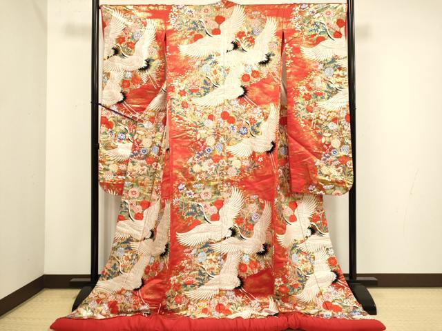 ■■■　サイズ　■■■ 身丈 186cm（肩から） 裄丈 66cm 袖丈 103.5cm　縫込み 5.5cm 袖幅 33.5cm 前幅 28.5cm 後幅 32.5cm 着物縫いこみ 内揚げ 0cm 裄 お袖側 約1cm　身頃側 約1cm ■■■　商品詳細　■■■ 【正絹】 状態は接写画像のように左袖に糸よれ、胴裏に薄い汚れがございますが その他特に目立ったシミ汚れなどもなく大変良い状態です。 大変上質な逸品になります。 お安く出品致しますので、是非この機会にいかがでしょうか？ ■■■　注意事項　■■■ ■モニター発色の具合により色合いが異なる場合がございます。 ■寸法は多少の誤差が生じる場合がございますのでご了承ください。 ■縫込みの長さが左右非対称の場合は短い部分を記載しております。 左右非対称であってもご返品・お値引き等の保証は出来かねますので、ご了承の上ご購入をお願い致します。 ■シミ等のチェックには注意を払っておりますが、見落としがある場合もございますし、個人の見解も様々ですので神経質な方のご購入はお控えください。 ■箪笥に入っておりました着物や帯なので畳みシワや匂いがあるものもございます。 ■お休みは基本的に土日祝となりますが、その他臨時でお休みする場合がございますのでご了承ください。 ■商品の発送は平日のみの発送となります。 ■夜間と土曜、日曜日はお問い合わせの回答が遅れる場合がございます。 ■当店では、お直し、紋入れ、お手入れ等は承っておりません。 ■生地の状態（ヤケ、経年劣化等）によってはサイズ直しが出来ない場合がございます。 その点もどうかご了承のうえ、ご購入をお願いいたします。 ■弊社で取り扱う商品は一点ものにつき、時期や在庫状況に応じて金額が変更となる場合がございます。 ■検針は行っておりません。予めご了承いただきますようお願いいたします。 ■【洗える着物】と記載のある商品におきましては、商品お届け後に洗濯を行ってしまってからのご返品にはご対応しかねます。 念の為、専門店でのお手入れをお願いいたします。 ■写真に写っている物が全てになります。 それ以外の付属品はございませんのでご了承ください。 ■状態に関する写真につきましては、掲載可能な写真枚数に限りがあるため、 各箇所につき1枚参考画像を掲載しております。 ■着物のサイズ目安は下記を参考ください↓ ＜女性着物＞　お端折り次第で＋5cm　－10cmが着用可能サイズ 　例）身丈170cmの場合、身長160cm～175cm ＜男性着物＞　身丈＋約25cm～27cm程が適応身長 　例）身丈155cmの場合、身長180cm～182cm