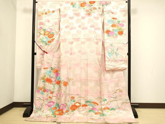 ■■■　サイズ　■■■ 身丈 182cm（肩から） 裄丈 63.5cm 袖丈 103cm　縫込み 3cm 袖幅 32.5cm 前幅 24cm 後幅 30cm 着物縫いこみ 内揚げ 0cm 裄 お袖側 約1.5cm　身頃側 約1cm ■■■　商品詳細　■■■ 【正絹】 状態は接写画像のように表地所々・八掛・胴裏・衿裏・比翼衿に薄い汚れがございます。 大変上質な逸品になりますのでぜひお手入れをされてお召しになられてはいかがでしょうか。 お安く出品致しますので、是非この機会にいかがでしょうか？ ■■■　注意事項　■■■ ■モニター発色の具合により色合いが異なる場合がございます。 ■寸法は多少の誤差が生じる場合がございますのでご了承ください。 ■縫込みの長さが左右非対称の場合は短い部分を記載しております。 左右非対称であってもご返品・お値引き等の保証は出来かねますので、ご了承の上ご購入をお願い致します。 ■シミ等のチェックには注意を払っておりますが、見落としがある場合もございますし、個人の見解も様々ですので神経質な方のご購入はお控えください。 ■箪笥に入っておりました着物や帯なので畳みシワや匂いがあるものもございます。 ■お休みは基本的に土日祝となりますが、その他臨時でお休みする場合がございますのでご了承ください。 ■商品の発送は平日のみの発送となります。 ■夜間と土曜、日曜日はお問い合わせの回答が遅れる場合がございます。 ■当店では、お直し、紋入れ、お手入れ等は承っておりません。 ■生地の状態（ヤケ、経年劣化等）によってはサイズ直しが出来ない場合がございます。 その点もどうかご了承のうえ、ご購入をお願いいたします。 ■弊社で取り扱う商品は一点ものにつき、時期や在庫状況に応じて金額が変更となる場合がございます。 ■検針は行っておりません。予めご了承いただきますようお願いいたします。 ■【洗える着物】と記載のある商品におきましては、商品お届け後に洗濯を行ってしまってからのご返品にはご対応しかねます。 念の為、専門店でのお手入れをお願いいたします。 ■写真に写っている物が全てになります。 それ以外の付属品はございませんのでご了承ください。 ■状態に関する写真につきましては、掲載可能な写真枚数に限りがあるため、 各箇所につき1枚参考画像を掲載しております。 ■着物のサイズ目安は下記を参考ください↓ ＜女性着物＞　お端折り次第で＋5cm　－10cmが着用可能サイズ 　例）身丈170cmの場合、身長160cm～175cm ＜男性着物＞　身丈＋約25cm～27cm程が適応身長 　例）身丈155cmの場合、身長180cm～182cm