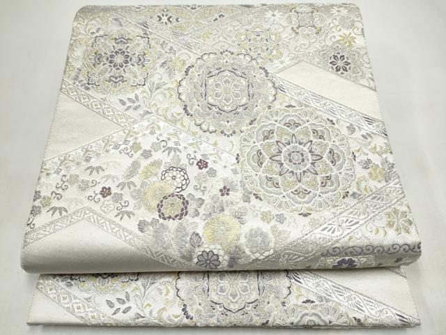 ■■■　サイズ　■■■ 長さ 440cm 幅 31cm程 ■■■　商品詳細　■■■ 【正絹】 状態は締めてはおりますが 特に目立ったシミ汚れなどもなく大変良い状態です。 大変上質な逸品になります。 お安く出品致しますので、是非この機会にいかがでしょうか？ ■■■　注意事項　■■■ ■モニター発色の具合により色合いが異なる場合がございます。 ■寸法は多少の誤差が生じる場合がございますのでご了承ください。 ■縫込みの長さが左右非対称の場合は短い部分を記載しております。 左右非対称であってもご返品・お値引き等の保証は出来かねますので、ご了承の上ご購入をお願い致します。 ■シミ等のチェックには注意を払っておりますが、見落としがある場合もございますし、個人の見解も様々ですので神経質な方のご購入はお控えください。 ■箪笥に入っておりました着物や帯なので畳みシワや匂いがあるものもございます。 ■お休みは基本的に土日祝となりますが、その他臨時でお休みする場合がございますのでご了承ください。 ■商品の発送は平日のみの発送となります。 ■夜間と土曜、日曜日はお問い合わせの回答が遅れる場合がございます。 ■当店では、お直し、紋入れ、お手入れ等は承っておりません。 ■生地の状態（ヤケ、経年劣化等）によってはサイズ直しが出来ない場合がございます。 その点もどうかご了承のうえ、ご購入をお願いいたします。 ■弊社で取り扱う商品は一点ものにつき、時期や在庫状況に応じて金額が変更となる場合がございます。 ■検針は行っておりません。予めご了承いただきますようお願いいたします。 ■【洗える着物】と記載のある商品におきましては、商品お届け後に洗濯を行ってしまってからのご返品にはご対応しかねます。 念の為、専門店でのお手入れをお願いいたします。 ■写真に写っている物が全てになります。それ以外の付属品はございませんのでご了承ください。 ■状態に関する写真につきましては、掲載可能な写真枚数に限りがあるため、各箇所につき1枚参考画像を掲載しております。 ■着物のサイズ目安は下記を参考ください↓ ＜女性着物＞　お端折り次第で＋5cm　－1cmが着用可能サイズ 　例）身丈170cmの場合、身長160cm～175cm ＜男性着物＞　身丈＋約25cm～27cm程が適応身長 　例）身丈155cmの場合、身長180～182cm