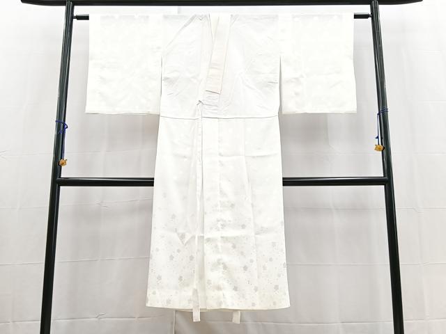 ■■■　サイズ　■■■ 身丈 128cm（肩から） 裄丈 64.5cm 袖丈 50cm　縫込み 1cm 袖幅 33.5cm 前幅 28cm 後幅 32cm 着物縫いこみ 内揚げ 0cm 裄 お袖側 約5cm　身頃側 約0cm ■■■　商品詳細　■■■ 【化繊】 詳細に関しましては、画像を添付しておりますのでそちらをご確認ください。 お安く出品致しますので、是非この機会にいかがでしょうか？※ご自身で洗濯された場合の保証はできかねます。 専門店にご相談ください。 ■■■　注意事項　■■■ ■モニター発色の具合により色合いが異なる場合がございます。 ■寸法は多少の誤差が生じる場合がございますのでご了承ください。 ■縫込みの長さが左右非対称の場合は短い部分を記載しております。 左右非対称であってもご返品・お値引き等の保証は出来かねますので、ご了承の上ご購入をお願い致します。 ■シミ等のチェックには注意を払っておりますが、見落としがある場合もございますし、個人の見解も様々ですので神経質な方のご購入はお控えください。 ■箪笥に入っておりました着物や帯なので畳みシワや匂いがあるものもございます。 ■お休みは基本的に土日祝となりますが、その他臨時でお休みする場合がございますのでご了承ください。 ■商品の発送は平日のみの発送となります。 ■夜間と土曜、日曜日はお問い合わせの回答が遅れる場合がございます。 ■当店では、お直し、紋入れ、お手入れ等は承っておりません。 ■生地の状態（ヤケ、経年劣化等）によってはサイズ直しが出来ない場合がございます。 その点もどうかご了承のうえ、ご購入をお願いいたします。 ■弊社で取り扱う商品は一点ものにつき、時期や在庫状況に応じて金額が変更となる場合がございます。 ■検針は行っておりません。予めご了承いただきますようお願いいたします。 ■【洗える着物】と記載のある商品におきましては、商品お届け後に洗濯を行ってしまってからのご返品にはご対応しかねます。 念の為、専門店でのお手入れをお願いいたします。 ■写真に写っている物が全てになります。それ以外の付属品はございませんのでご了承ください。 ■状態に関する写真につきましては、掲載可能な写真枚数に限りがあるため、各箇所につき1枚参考画像を掲載しております。 ■着物のサイズ目安は下記を参考ください↓ ＜女性着物＞　お端折り次第で＋5cm　－1cmが着用可能サイズ 　例）身丈170cmの場合、身長160cm～175cm ＜男性着物＞　身丈＋約25cm～27cm程が適応身長 　例）身丈155cmの場合、身長180～182cm