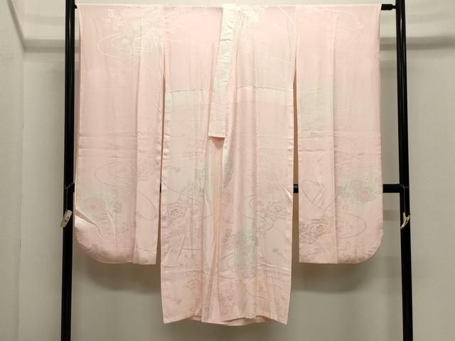 ■■■　サイズ　■■■ 身丈 133cm（肩から） 裄丈 69cm 袖丈 109cm　縫込み 6cm 袖幅 35.5cm 前幅 28.5cm 後幅 32cm 着物縫いこみ 内揚げ 6.5cm 裄 お袖側 約2cm　身頃側 約0cm ■■■　商品詳細　■■■ 【正絹】 状態は接写画像のように衿に薄い汚れがございますが その他特に目立ったシミ汚れなどもなく大変良い状態です。 大変上質な逸品になります。 お安く出品致しますので、是非この機会にいかがでしょうか？ ■■■　注意事項　■■■ ■モニター発色の具合により色合いが異なる場合がございます。 ■寸法は多少の誤差が生じる場合がございますのでご了承ください。 ■縫込みの長さが左右非対称の場合は短い部分を記載しております。 左右非対称であってもご返品・お値引き等の保証は出来かねますので、ご了承の上ご購入をお願い致します。 ■シミ等のチェックには注意を払っておりますが、見落としがある場合もございますし、個人の見解も様々ですので神経質な方のご購入はお控えください。 ■箪笥に入っておりました着物や帯なので畳みシワや匂いがあるものもございます。 ■お休みは基本的に土日祝となりますが、その他臨時でお休みする場合がございますのでご了承ください。 ■商品の発送は平日のみの発送となります。 ■夜間と土曜、日曜日はお問い合わせの回答が遅れる場合がございます。 ■当店では、お直し、紋入れ、お手入れ等は承っておりません。 ■生地の状態（ヤケ、経年劣化等）によってはサイズ直しが出来ない場合がございます。 その点もどうかご了承のうえ、ご購入をお願いいたします。 ■弊社で取り扱う商品は一点ものにつき、時期や在庫状況に応じて金額が変更となる場合がございます。 ■検針は行っておりません。予めご了承いただきますようお願いいたします。 ■【洗える着物】と記載のある商品におきましては、商品お届け後に洗濯を行ってしまってからのご返品にはご対応しかねます。 念の為、専門店でのお手入れをお願いいたします。 ■写真に写っている物が全てになります。それ以外の付属品はございませんのでご了承ください。 ■状態に関する写真につきましては、掲載可能な写真枚数に限りがあるため、各箇所につき1枚参考画像を掲載しております。 ■着物のサイズ目安は下記を参考ください↓ ＜女性着物＞　お端折り次第で＋5cm　−1cmが着用可能サイズ 　例）身丈170cmの場合、身長160cm〜175cm ＜男性着物＞　身丈＋約25cm〜27cm程が適応身長 　例）身丈155cmの場合、身長180〜182cm