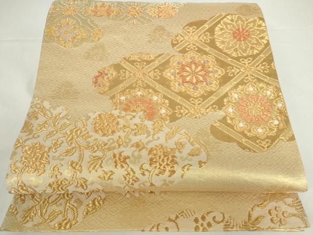 ■■■　サイズ　■■■ 長さ 428cm 幅 30.5cm程 ■■■　商品詳細　■■■ 【正絹・芯なし】 状態は締めてはおりますが 特に目立ったシミ汚れなどもなく大変良い状態です。 大変上質な逸品になります。 お安く出品致しますので、是非この機会にいかがでしょうか？ ■■■　注意事項　■■■ ■モニター発色の具合により色合いが異なる場合がございます。 ■寸法は多少の誤差が生じる場合がございますのでご了承ください。 ■縫込みの長さが左右非対称の場合は短い部分を記載しております。 左右非対称であってもご返品・お値引き等の保証は出来かねますので、ご了承の上ご購入をお願い致します。 ■シミ等のチェックには注意を払っておりますが、見落としがある場合もございますし、個人の見解も様々ですので神経質な方のご購入はお控えください。 ■箪笥に入っておりました着物や帯なので畳みシワや匂いがあるものもございます。 ■お休みは基本的に土日祝となりますが、その他臨時でお休みする場合がございますのでご了承ください。 ■商品の発送は平日のみの発送となります。 ■夜間と土曜、日曜日はお問い合わせの回答が遅れる場合がございます。 ■当店では、お直し、紋入れ、お手入れ等は承っておりません。 ■生地の状態（ヤケ、経年劣化等）によってはサイズ直しが出来ない場合がございます。 その点もどうかご了承のうえ、ご購入をお願いいたします。 ■弊社で取り扱う商品は一点ものにつき、時期や在庫状況に応じて金額が変更となる場合がございます。 ■検針は行っておりません。予めご了承いただきますようお願いいたします。 ■【洗える着物】と記載のある商品におきましては、商品お届け後に洗濯を行ってしまってからのご返品にはご対応しかねます。 念の為、専門店でのお手入れをお願いいたします。 ■写真に写っている物が全てになります。それ以外の付属品はございませんのでご了承ください。 ■状態に関する写真につきましては、掲載可能な写真枚数に限りがあるため、各箇所につき1枚参考画像を掲載しております。 ■着物のサイズ目安は下記を参考ください↓ ＜女性着物＞　お端折り次第で＋5cm　－1cmが着用可能サイズ 　例）身丈170cmの場合、身長160cm～175cm ＜男性着物＞　身丈＋約25cm～27cm程が適応身長 　例）身丈155cmの場合、身長180～182cm