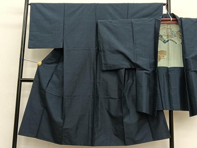 ■■■　サイズ　■■■ 【着物】 身丈 138cm（肩から） 裄丈 64.5cm 袖丈 49cm　縫込み 4cm 袖幅 33.5cm 前幅 25cm 後幅 30cm 着物縫いこみ 内揚げ 0cm 裄 お袖側 約1.5cm　身頃側 約1.5cm 【羽織】 身丈 88cm（肩から） 裄丈 66.5cm 袖丈 48.5cm　縫込み 3cm 袖幅 34.5cm 前幅 20cm 後幅 31.5cm 裄 お袖側 約1.5cm　身頃側 約3cm ■■■　商品詳細　■■■ 【正絹】 状態は画像を添付しておりますので、そちらをご確認下さいますよう宜しくお願い致します。 大変上質な逸品になりますのでぜひお手入れをされてお召しになられてはいかがでしょうか。 お安く出品致しますので、是非この機会にいかがでしょうか？ ■■■　注意事項　■■■ ■モニター発色の具合により色合いが異なる場合がございます。 ■寸法は多少の誤差が生じる場合がございますのでご了承ください。 ■縫込みの長さが左右非対称の場合は短い部分を記載しております。 左右非対称であってもご返品・お値引き等の保証は出来かねますので、ご了承の上ご購入をお願い致します。 ■シミ等のチェックには注意を払っておりますが、見落としがある場合もございますし、個人の見解も様々ですので神経質な方のご購入はお控えください。 ■箪笥に入っておりました着物や帯なので畳みシワや匂いがあるものもございます。 ■お休みは基本的に土日祝となりますが、その他臨時でお休みする場合がございますのでご了承ください。 ■商品の発送は平日のみの発送となります。 ■夜間と土曜、日曜日はお問い合わせの回答が遅れる場合がございます。 ■当店では、お直し、紋入れ、お手入れ等は承っておりません。 ■生地の状態（ヤケ、経年劣化等）によってはサイズ直しが出来ない場合がございます。 その点もどうかご了承のうえ、ご購入をお願いいたします。 ■弊社で取り扱う商品は一点ものにつき、時期や在庫状況に応じて金額が変更となる場合がございます。 ■検針は行っておりません。予めご了承いただきますようお願いいたします。 ■【洗える着物】と記載のある商品におきましては、商品お届け後に洗濯を行ってしまってからのご返品にはご対応しかねます。 念の為、専門店でのお手入れをお願いいたします。 ■写真に写っている物が全てになります。それ以外の付属品はございませんのでご了承ください。 ■状態に関する写真につきましては、掲載可能な写真枚数に限りがあるため、各箇所につき1枚参考画像を掲載しております。 ■着物のサイズ目安は下記を参考ください↓ ＜女性着物＞　お端折り次第で＋5cm　－1cmが着用可能サイズ 　例）身丈170cmの場合、身長160cm～175cm ＜男性着物＞　身丈＋約25cm～27cm程が適応身長 　例）身丈155cmの場合、身長180～182cm