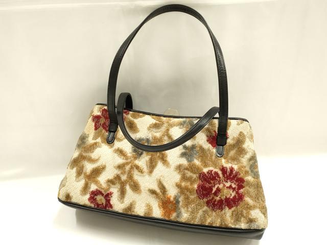 ■■■　サイズ　■■■ 【バッグ】 横　　　28.5cm 縦　　　15.5cm　取っ手込み　32cm 奥行き　8cm ■■■　商品詳細　■■■ 状態は参考画像のように所々に薄い汚れがございます。 大変上質な逸品になります。 お安く出品致しますので、是非この機会にいかがでしょうか？ ■■■　注意事項　■■■ ■モニター発色の具合により色合いが異なる場合がございます。 ■寸法は多少の誤差が生じる場合がございますのでご了承ください。 ■縫込みの長さが左右非対称の場合は短い部分を記載しております。 左右非対称であってもご返品・お値引き等の保証は出来かねますので、ご了承の上ご購入をお願い致します。 ■シミ等のチェックには注意を払っておりますが、見落としがある場合もございますし、個人の見解も様々ですので神経質な方のご購入はお控えください。 ■箪笥に入っておりました着物や帯なので畳みシワや匂いがあるものもございます。 ■お休みは基本的に土日祝となりますが、その他臨時でお休みする場合がございますのでご了承ください。 ■商品の発送は平日のみの発送となります。 ■夜間と土曜、日曜日はお問い合わせの回答が遅れる場合がございます。 ■当店では、お直し、紋入れ、お手入れ等は承っておりません。 ■生地の状態（ヤケ、経年劣化等）によってはサイズ直しが出来ない場合がございます。 その点もどうかご了承のうえ、ご購入をお願いいたします。 ■弊社で取り扱う商品は一点ものにつき、時期や在庫状況に応じて金額が変更となる場合がございます。 ■検針は行っておりません。予めご了承いただきますようお願いいたします。 ■【洗える着物】と記載のある商品におきましては、商品お届け後に洗濯を行ってしまってからのご返品にはご対応しかねます。 念の為、専門店でのお手入れをお願いいたします。 ■着物のサイズ目安は下記を参考ください↓ ＜女性着物＞　お端折り次第で＋5cm　−1cmが着用可能サイズ 　例）身丈170cmの場合、身長160cm〜175cm ＜男性着物＞　身丈＋約25cm〜27cm程が適応身長 　例）身丈155cmの場合、身長180〜182cm