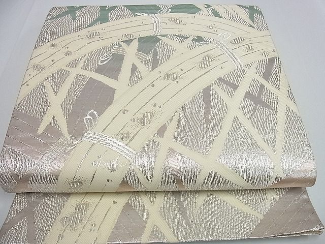 ■■■　サイズ　■■■ 長さ 428cm 幅 31cm程 ■■■　商品詳細　■■■ 【正絹・芯なし】 状態は接写画像のように 裏地に薄い汚れがございますが その他表地は特に目立ったシミ汚れなどもなく大変良い状態です。 大変上質な逸品になります。 お安く出品致しますので、是非この機会にいかがでしょうか？ ■■■　注意事項　■■■ ■モニター発色の具合により色合いが異なる場合がございます。 ■寸法は多少の誤差が生じる場合がございますのでご了承ください。 ■縫込みの長さが左右非対称の場合は短い部分を記載しております。 左右非対称であってもご返品・お値引き等の保証は出来かねますので、ご了承の上ご購入をお願い致します。 ■シミ等のチェックには注意を払っておりますが、見落としがある場合もございますし、個人の見解も様々ですので神経質な方のご購入はお控えください。 ■箪笥に入っておりました着物や帯なので畳みシワや匂いがあるものもございます。 ■お休みは基本的に土日祝となりますが、その他臨時でお休みする場合がございますのでご了承ください。 ■商品の発送は平日のみの発送となります。 ■夜間と土曜、日曜日はお問い合わせの回答が遅れる場合がございます。 ■当店では、お直し、紋入れ、お手入れ等は承っておりません。 ■生地の状態（ヤケ、経年劣化等）によってはサイズ直しが出来ない場合がございます。 その点もどうかご了承のうえ、ご購入をお願いいたします。 ■弊社で取り扱う商品は一点ものにつき、時期や在庫状況に応じて金額が変更となる場合がございます。 ■検針は行っておりません。予めご了承いただきますようお願いいたします。 ■【洗える着物】と記載のある商品におきましては、商品お届け後に洗濯を行ってしまってからのご返品にはご対応しかねます。 念の為、専門店でのお手入れをお願いいたします。 ■着物のサイズ目安は下記を参考ください↓ ＜女性着物＞　お端折り次第で＋5cm　−1cmが着用可能サイズ 　例）身丈170cmの場合、身長160cm〜175cm ＜男性着物＞　身丈＋約25cm〜27cm程が適応身長 　例）身丈155cmの場合、身長180〜182cm