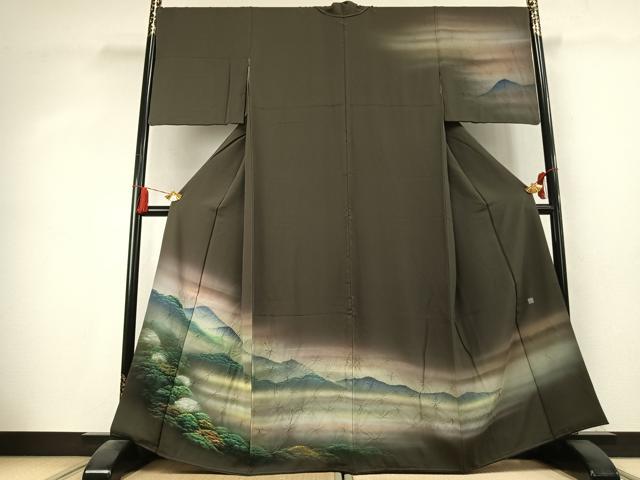 ■■■　サイズ　■■■ 身丈 162cm（肩から） 裄丈 69cm 袖丈 47cm　縫込み 2cm 袖幅 34.5cm 前幅 30.5cm 後幅 34cm 着物縫いこみ 内揚げ 0cm 裄 お袖側 約2cm　身頃側 約3cm ■■■　商品詳細　■■■ 【正絹・未使用】 状態は特に目立ったシミ汚れなどもなく大変良い状態です。 大変上質な逸品になります。 お安く出品致しますので、是非この機会にいかがでしょうか？ ■■■　注意事項　■■■ ■モニター発色の具合により色合いが異なる場合がございます。 ■寸法は多少の誤差が生じる場合がございますのでご了承ください。 ■縫込みの長さが左右非対称の場合は短い部分を記載しております。 左右非対称であってもご返品・お値引き等の保証は出来かねますので、ご了承の上ご購入をお願い致します。 ■シミ等のチェックには注意を払っておりますが、見落としがある場合もございますし、個人の見解も様々ですので神経質な方のご購入はお控えください。 ■箪笥に入っておりました着物や帯なので畳みシワや匂いがあるものもございます。 ■お休みは基本的に土日祝となりますが、その他臨時でお休みする場合がございますのでご了承ください。 ■商品の発送は平日のみの発送となります。 ■夜間と土曜、日曜日はお問い合わせの回答が遅れる場合がございます。 ■当店では、お直し、紋入れ、お手入れ等は承っておりません。 ■生地の状態（ヤケ、経年劣化等）によってはサイズ直しが出来ない場合がございます。 その点もどうかご了承のうえ、ご購入をお願いいたします。 ■弊社で取り扱う商品は一点ものにつき、時期や在庫状況に応じて金額が変更となる場合がございます。 ■検針は行っておりません。予めご了承いただきますようお願いいたします。 ■【洗える着物】と記載のある商品におきましては、商品お届け後に洗濯を行ってしまってからのご返品にはご対応しかねます。 念の為、専門店でのお手入れをお願いいたします。 ■写真に写っている物が全てになります。それ以外の付属品はございませんのでご了承ください。 ■状態に関する写真につきましては、掲載可能な写真枚数に限りがあるため、各箇所につき1枚参考画像を掲載しております。 ■着物のサイズ目安は下記を参考ください↓ ＜女性着物＞　お端折り次第で＋5cm　－1cmが着用可能サイズ 　例）身丈170cmの場合、身長160cm～175cm ＜男性着物＞　身丈＋約25cm～27cm程が適応身長 　例）身丈155cmの場合、身長180～182cm