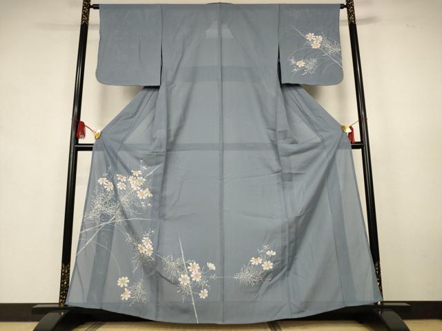 ■■■　サイズ　■■■ 身丈 161.5cm（肩から） 裄丈 63cm 袖丈 48.5cm　縫込み 5.5cm 袖幅 32cm 前幅 25.5cm 後幅 30cm 着物縫いこみ 内揚げ 6.5cm 裄 お袖側 約2.5cm　身頃側 約2.5cm ■■■　商品詳細　■■■ 【正絹・未使用】 状態は特に目立ったシミ汚れなどもなく大変良い状態です。 大変上質な逸品になります。 お安く出品致しますので、是非この機会にいかがでしょうか？ ■■■　注意事項　■■■ ■モニター発色の具合により色合いが異なる場合がございます。 ■寸法は多少の誤差が生じる場合がございますのでご了承ください。 ■縫込みの長さが左右非対称の場合は短い部分を記載しております。 左右非対称であってもご返品・お値引き等の保証は出来かねますので、ご了承の上ご購入をお願い致します。 ■シミ等のチェックには注意を払っておりますが、見落としがある場合もございますし、個人の見解も様々ですので神経質な方のご購入はお控えください。 ■箪笥に入っておりました着物や帯なので畳みシワや匂いがあるものもございます。 ■お休みは基本的に土日祝となりますが、その他臨時でお休みする場合がございますのでご了承ください。 ■商品の発送は平日のみの発送となります。 ■夜間と土曜、日曜日はお問い合わせの回答が遅れる場合がございます。 ■当店では、お直し、紋入れ、お手入れ等は承っておりません。 ■生地の状態（ヤケ、経年劣化等）によってはサイズ直しが出来ない場合がございます。 その点もどうかご了承のうえ、ご購入をお願いいたします。 ■弊社で取り扱う商品は一点ものにつき、時期や在庫状況に応じて金額が変更となる場合がございます。 ■検針は行っておりません。予めご了承いただきますようお願いいたします。 ■【洗える着物】と記載のある商品におきましては、商品お届け後に洗濯を行ってしまってからのご返品にはご対応しかねます。 念の為、専門店でのお手入れをお願いいたします。 ■写真に写っている物が全てになります。それ以外の付属品はございませんのでご了承ください。 ■状態に関する写真につきましては、掲載可能な写真枚数に限りがあるため、各箇所につき1枚参考画像を掲載しております。 ■着物のサイズ目安は下記を参考ください↓ ＜女性着物＞　お端折り次第で＋5cm　－1cmが着用可能サイズ 　例）身丈170cmの場合、身長160cm～175cm ＜男性着物＞　身丈＋約25cm～27cm程が適応身長 　例）身丈155cmの場合、身長180～182cm