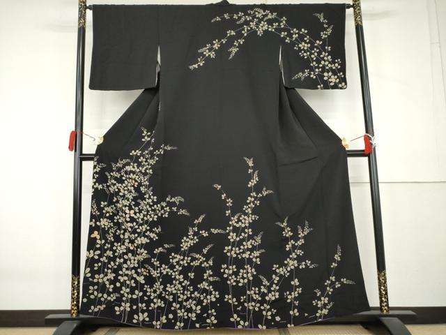 ■■■　サイズ　■■■ 身丈 159.5cm（肩から） 裄丈 65cm 袖丈 47cm　縫込み 5cm 袖幅 33.5cm 前幅 23cm 後幅 27.5cm 着物縫いこみ 内揚げ 0cm 裄 お袖側 約1cm　身頃側 約1.5cm ■■■　商品詳細　■■■ 【正絹】 状態は接写画像のように八掛・衿山に汚れ、袖口に薄い汚れがございますが その他特に目立ったシミ汚れなどもなく大変良い状態です。 大変上質な逸品になります。 お安く出品致しますので、是非この機会にいかがでしょうか？ ■■■　注意事項　■■■ ■モニター発色の具合により色合いが異なる場合がございます。 ■寸法は多少の誤差が生じる場合がございますのでご了承ください。 ■縫込みの長さが左右非対称の場合は短い部分を記載しております。 左右非対称であってもご返品・お値引き等の保証は出来かねますので、ご了承の上ご購入をお願い致します。 ■シミ等のチェックには注意を払っておりますが、見落としがある場合もございますし、個人の見解も様々ですので神経質な方のご購入はお控えください。 ■箪笥に入っておりました着物や帯なので畳みシワや匂いがあるものもございます。 ■お休みは基本的に土日祝となりますが、その他臨時でお休みする場合がございますのでご了承ください。 ■商品の発送は平日のみの発送となります。 ■夜間と土曜、日曜日はお問い合わせの回答が遅れる場合がございます。 ■当店では、お直し、紋入れ、お手入れ等は承っておりません。 ■生地の状態（ヤケ、経年劣化等）によってはサイズ直しが出来ない場合がございます。 その点もどうかご了承のうえ、ご購入をお願いいたします。 ■弊社で取り扱う商品は一点ものにつき、時期や在庫状況に応じて金額が変更となる場合がございます。 ■検針は行っておりません。予めご了承いただきますようお願いいたします。 ■【洗える着物】と記載のある商品におきましては、商品お届け後に洗濯を行ってしまってからのご返品にはご対応しかねます。 念の為、専門店でのお手入れをお願いいたします。 ■写真に写っている物が全てになります。それ以外の付属品はございませんのでご了承ください。 ■状態に関する写真につきましては、掲載可能な写真枚数に限りがあるため、各箇所につき1枚参考画像を掲載しております。 ■着物のサイズ目安は下記を参考ください↓ ＜女性着物＞　お端折り次第で＋5cm　－1cmが着用可能サイズ 　例）身丈170cmの場合、身長160cm～175cm ＜男性着物＞　身丈＋約25cm～27cm程が適応身長 　例）身丈155cmの場合、身長180～182cm