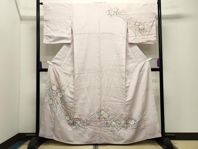 ■■■　サイズ　■■■ 身丈 162.5cm（肩から） 裄丈 65cm 袖丈 48.5cm　縫込み 5cm 袖幅 32.5cm 前幅 24cm 後幅 29.5cm 着物縫いこみ 内揚げ 4.5cm 裄 お袖側 約2.5cm　身頃側 約2cm ■■■　商品詳細　■■■ 【正絹】 状態は接写画像のように左袖前・袖口内側・上前胸付近に薄い汚れがございますが その他特に目立ったシミ汚れなどもなく大変良い状態です。 大変上質な逸品になります。 お安く出品致しますので、是非この機会にいかがでしょうか？ ■■■　注意事項　■■■ ■モニター発色の具合により色合いが異なる場合がございます。 ■寸法は多少の誤差が生じる場合がございますのでご了承ください。 ■縫込みの長さが左右非対称の場合は短い部分を記載しております。 左右非対称であってもご返品・お値引き等の保証は出来かねますので、ご了承の上ご購入をお願い致します。 ■シミ等のチェックには注意を払っておりますが、見落としがある場合もございますし、個人の見解も様々ですので神経質な方のご購入はお控えください。 ■箪笥に入っておりました着物や帯なので畳みシワや匂いがあるものもございます。 ■お休みは基本的に土日祝となりますが、その他臨時でお休みする場合がございますのでご了承ください。 ■商品の発送は平日のみの発送となります。 ■夜間と土曜、日曜日はお問い合わせの回答が遅れる場合がございます。 ■当店では、お直し、紋入れ、お手入れ等は承っておりません。 ■生地の状態（ヤケ、経年劣化等）によってはサイズ直しが出来ない場合がございます。 その点もどうかご了承のうえ、ご購入をお願いいたします。 ■弊社で取り扱う商品は一点ものにつき、時期や在庫状況に応じて金額が変更となる場合がございます。 ■検針は行っておりません。予めご了承いただきますようお願いいたします。 ■【洗える着物】と記載のある商品におきましては、商品お届け後に洗濯を行ってしまってからのご返品にはご対応しかねます。 念の為、専門店でのお手入れをお願いいたします。 ■写真に写っている物が全てになります。それ以外の付属品はございませんのでご了承ください。 ■状態に関する写真につきましては、掲載可能な写真枚数に限りがあるため、各箇所につき1枚参考画像を掲載しております。 ■着物のサイズ目安は下記を参考ください↓ ＜女性着物＞　お端折り次第で＋5cm　－1cmが着用可能サイズ 　例）身丈170cmの場合、身長160cm～175cm ＜男性着物＞　身丈＋約25cm～27cm程が適応身長 　例）身丈155cmの場合、身長180～182cm