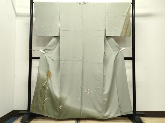 ■■■　サイズ　■■■ 身丈 159.5cm（肩から） 裄丈 66cm 袖丈 49cm　縫込み 6cm 袖幅 34.5cm 前幅 24cm 後幅 29.5cm 着物縫いこみ 内揚げ 5cm 裄 お袖側 約1.5cm　身頃側 約2cm ■■■　商品詳細　■■■ 【正絹】 状態は接写画像のようにおくみ・上前・右袖前・衿に薄い汚れがございますが その他特に目立ったシミ汚れなどもなく大変良い状態です。 大変上質な逸品になります。 お安く出品致しますので、是非この機会にいかがでしょうか？ ■■■　注意事項　■■■ ■モニター発色の具合により色合いが異なる場合がございます。 ■寸法は多少の誤差が生じる場合がございますのでご了承ください。 ■縫込みの長さが左右非対称の場合は短い部分を記載しております。 左右非対称であってもご返品・お値引き等の保証は出来かねますので、ご了承の上ご購入をお願い致します。 ■シミ等のチェックには注意を払っておりますが、見落としがある場合もございますし、個人の見解も様々ですので神経質な方のご購入はお控えください。 ■箪笥に入っておりました着物や帯なので畳みシワや匂いがあるものもございます。 ■お休みは基本的に土日祝となりますが、その他臨時でお休みする場合がございますのでご了承ください。 ■商品の発送は平日のみの発送となります。 ■夜間と土曜、日曜日はお問い合わせの回答が遅れる場合がございます。 ■当店では、お直し、紋入れ、お手入れ等は承っておりません。 ■生地の状態（ヤケ、経年劣化等）によってはサイズ直しが出来ない場合がございます。 その点もどうかご了承のうえ、ご購入をお願いいたします。 ■弊社で取り扱う商品は一点ものにつき、時期や在庫状況に応じて金額が変更となる場合がございます。 ■検針は行っておりません。予めご了承いただきますようお願いいたします。 ■【洗える着物】と記載のある商品におきましては、商品お届け後に洗濯を行ってしまってからのご返品にはご対応しかねます。 念の為、専門店でのお手入れをお願いいたします。 ■写真に写っている物が全てになります。それ以外の付属品はございませんのでご了承ください。 ■状態に関する写真につきましては、掲載可能な写真枚数に限りがあるため、各箇所につき1枚参考画像を掲載しております。 ■着物のサイズ目安は下記を参考ください↓ ＜女性着物＞　お端折り次第で＋5cm　－1cmが着用可能サイズ 　例）身丈170cmの場合、身長160cm～175cm ＜男性着物＞　身丈＋約25cm～27cm程が適応身長 　例）身丈155cmの場合、身長180～182cm