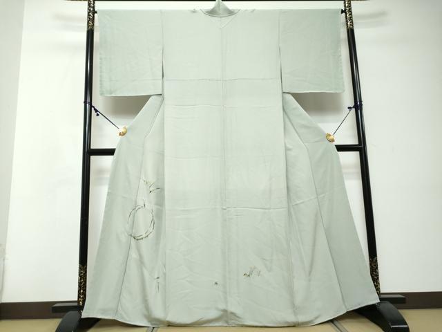 ■■■　サイズ　■■■ 身丈 162.5cm（肩から） 裄丈 66cm 袖丈 49.5cm　縫込み 5cm 袖幅 33.5cm 前幅 25cm 後幅 30.5cm 着物縫いこみ 内揚げ 5cm 裄 お袖側 約3cm　身頃側 約3cm ■■■　商品詳細　■■■ 【正絹・未使用】 状態は特に目立ったシミ汚れなどもなく大変良い状態です。 大変上質な逸品になります。 お安く出品致しますので、是非この機会にいかがでしょうか？ ■■■　注意事項　■■■ ■モニター発色の具合により色合いが異なる場合がございます。 ■寸法は多少の誤差が生じる場合がございますのでご了承ください。 ■縫込みの長さが左右非対称の場合は短い部分を記載しております。 左右非対称であってもご返品・お値引き等の保証は出来かねますので、ご了承の上ご購入をお願い致します。 ■シミ等のチェックには注意を払っておりますが、見落としがある場合もございますし、個人の見解も様々ですので神経質な方のご購入はお控えください。 ■箪笥に入っておりました着物や帯なので畳みシワや匂いがあるものもございます。 ■お休みは基本的に土日祝となりますが、その他臨時でお休みする場合がございますのでご了承ください。 ■商品の発送は平日のみの発送となります。 ■夜間と土曜、日曜日はお問い合わせの回答が遅れる場合がございます。 ■当店では、お直し、紋入れ、お手入れ等は承っておりません。 ■生地の状態（ヤケ、経年劣化等）によってはサイズ直しが出来ない場合がございます。 その点もどうかご了承のうえ、ご購入をお願いいたします。 ■弊社で取り扱う商品は一点ものにつき、時期や在庫状況に応じて金額が変更となる場合がございます。 ■検針は行っておりません。予めご了承いただきますようお願いいたします。 ■【洗える着物】と記載のある商品におきましては、商品お届け後に洗濯を行ってしまってからのご返品にはご対応しかねます。 念の為、専門店でのお手入れをお願いいたします。 ■写真に写っている物が全てになります。それ以外の付属品はございませんのでご了承ください。 ■状態に関する写真につきましては、掲載可能な写真枚数に限りがあるため、各箇所につき1枚参考画像を掲載しております。 ■着物のサイズ目安は下記を参考ください↓ ＜女性着物＞　お端折り次第で＋5cm　－1cmが着用可能サイズ 　例）身丈170cmの場合、身長160cm～175cm ＜男性着物＞　身丈＋約25cm～27cm程が適応身長 　例）身丈155cmの場合、身長180～182cm