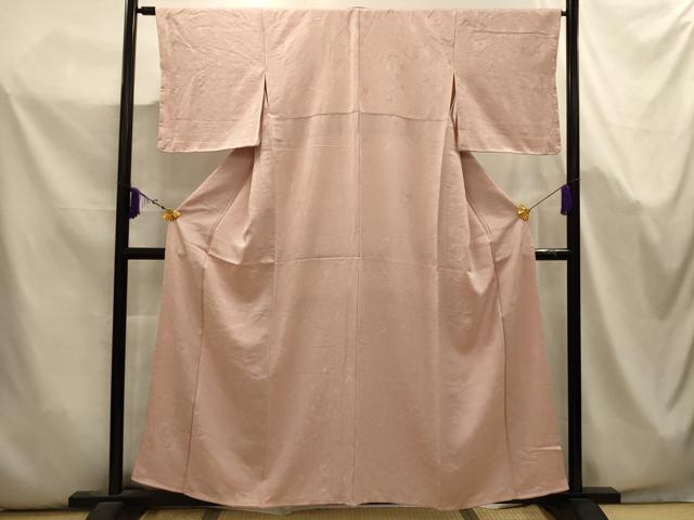 ■■■　サイズ　■■■ 身丈 154cm（肩から） 裄丈 63.5cm 袖丈 46cm　縫込み 5cm 袖幅 32.5cm 前幅 23.5cm 後幅 29cm 着物縫いこみ 内揚げ 6cm 裄 お袖側 約3cm　身頃側 約3.5cm ■■■　商品詳細　■■■ 【正絹・紋なし】 状態は画像を添付しておりますので、そちらをご確認下さいますよう宜しくお願い致します。 大変上質な逸品になります。 お安く出品致しますので、是非この機会にいかがでしょうか？ ■■■　注意事項　■■■ ■モニター発色の具合により色合いが異なる場合がございます。 ■寸法は多少の誤差が生じる場合がございますのでご了承ください。 ■縫込みの長さが左右非対称の場合は短い部分を記載しております。 左右非対称であってもご返品・お値引き等の保証は出来かねますので、ご了承の上ご購入をお願い致します。 ■シミ等のチェックには注意を払っておりますが、見落としがある場合もございますし、個人の見解も様々ですので神経質な方のご購入はお控えください。 ■箪笥に入っておりました着物や帯なので畳みシワや匂いがあるものもございます。 ■お休みは基本的に土日祝となりますが、その他臨時でお休みする場合がございますのでご了承ください。 ■商品の発送は平日のみの発送となります。 ■夜間と土曜、日曜日はお問い合わせの回答が遅れる場合がございます。 ■当店では、お直し、紋入れ、お手入れ等は承っておりません。 ■生地の状態（ヤケ、経年劣化等）によってはサイズ直しが出来ない場合がございます。 その点もどうかご了承のうえ、ご購入をお願いいたします。 ■弊社で取り扱う商品は一点ものにつき、時期や在庫状況に応じて金額が変更となる場合がございます。 ■検針は行っておりません。予めご了承いただきますようお願いいたします。 ■【洗える着物】と記載のある商品におきましては、商品お届け後に洗濯を行ってしまってからのご返品にはご対応しかねます。 念の為、専門店でのお手入れをお願いいたします。 ■写真に写っている物が全てになります。それ以外の付属品はございませんのでご了承ください。 ■状態に関する写真につきましては、掲載可能な写真枚数に限りがあるため、各箇所につき1枚参考画像を掲載しております。 ■着物のサイズ目安は下記を参考ください↓ ＜女性着物＞　お端折り次第で＋5cm　－1cmが着用可能サイズ 　例）身丈170cmの場合、身長160cm～175cm ＜男性着物＞　身丈＋約25cm～27cm程が適応身長 　例）身丈155cmの場合、身長180～182cm