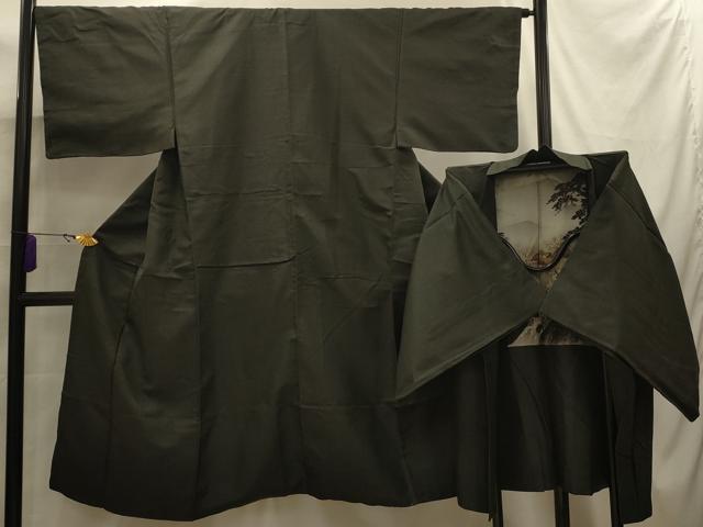 ■■■　サイズ　■■■ 【着物】 身丈 135cm（肩から） 裄丈 66cm 袖丈 42cm　縫込み 5cm 袖幅 34cm 前幅 23.5cm 後幅 30cm 着物縫いこみ 内揚げ 6cm 裄 お袖側 約1.5cm　身頃側 約2.5cm 【羽織】 身丈 82cm（肩から） 裄丈 66cm 袖丈 44cm　縫込み 4cm 袖幅 34cm 前幅 17cm 後幅 29cm 裄 お袖側 約2.5cm　身頃側 約3cm ■■■　商品詳細　■■■ 【正絹】 状態は画像を添付しておりますので、そちらをご確認下さいますよう宜しくお願い致します。 大変上質な逸品になります。 お安く出品致しますので、是非この機会にいかがでしょうか？ ■■■　注意事項　■■■ ■モニター発色の具合により色合いが異なる場合がございます。 ■寸法は多少の誤差が生じる場合がございますのでご了承ください。 ■縫込みの長さが左右非対称の場合は短い部分を記載しております。 左右非対称であってもご返品・お値引き等の保証は出来かねますので、ご了承の上ご購入をお願い致します。 ■シミ等のチェックには注意を払っておりますが、見落としがある場合もございますし、個人の見解も様々ですので神経質な方のご購入はお控えください。 ■箪笥に入っておりました着物や帯なので畳みシワや匂いがあるものもございます。 ■お休みは基本的に土日祝となりますが、その他臨時でお休みする場合がございますのでご了承ください。 ■商品の発送は平日のみの発送となります。 ■夜間と土曜、日曜日はお問い合わせの回答が遅れる場合がございます。 ■当店では、お直し、紋入れ、お手入れ等は承っておりません。 ■生地の状態（ヤケ、経年劣化等）によってはサイズ直しが出来ない場合がございます。 その点もどうかご了承のうえ、ご購入をお願いいたします。 ■弊社で取り扱う商品は一点ものにつき、時期や在庫状況に応じて金額が変更となる場合がございます。 ■検針は行っておりません。予めご了承いただきますようお願いいたします。 ■【洗える着物】と記載のある商品におきましては、商品お届け後に洗濯を行ってしまってからのご返品にはご対応しかねます。 念の為、専門店でのお手入れをお願いいたします。 ■写真に写っている物が全てになります。それ以外の付属品はございませんのでご了承ください。 ■状態に関する写真につきましては、掲載可能な写真枚数に限りがあるため、各箇所につき1枚参考画像を掲載しております。 ■着物のサイズ目安は下記を参考ください↓ ＜女性着物＞　お端折り次第で＋5cm　－1cmが着用可能サイズ 　例）身丈170cmの場合、身長160cm～175cm ＜男性着物＞　身丈＋約25cm～27cm程が適応身長 　例）身丈155cmの場合、身長180～182cm