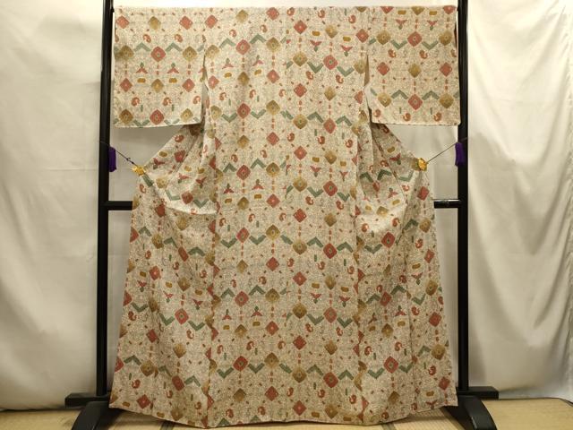 ■■■　サイズ　■■■ 身丈 165cm（肩から） 裄丈 68cm 袖丈 48cm　縫込み 4cm 袖幅 34cm 前幅 23cm 後幅 30cm 着物縫いこみ 内揚げ 0cm 裄 お袖側 約1cm　身頃側 約0cm ■■■　商品詳細　■■■ 【正絹】 状態は特に目立ったシミ汚れなどもなく大変良い状態です。 大変上質な逸品になります。 お安く出品致しますので、是非この機会にいかがでしょうか？ ■■■　注意事項　■■■ ■モニター発色の具合により色合いが異なる場合がございます。 ■寸法は多少の誤差が生じる場合がございますのでご了承ください。 ■縫込みの長さが左右非対称の場合は短い部分を記載しております。 左右非対称であってもご返品・お値引き等の保証は出来かねますので、ご了承の上ご購入をお願い致します。 ■シミ等のチェックには注意を払っておりますが、見落としがある場合もございますし、個人の見解も様々ですので神経質な方のご購入はお控えください。 ■箪笥に入っておりました着物や帯なので畳みシワや匂いがあるものもございます。 ■お休みは基本的に土日祝となりますが、その他臨時でお休みする場合がございますのでご了承ください。 ■商品の発送は平日のみの発送となります。 ■夜間と土曜、日曜日はお問い合わせの回答が遅れる場合がございます。 ■当店では、お直し、紋入れ、お手入れ等は承っておりません。 ■生地の状態（ヤケ、経年劣化等）によってはサイズ直しが出来ない場合がございます。 その点もどうかご了承のうえ、ご購入をお願いいたします。 ■弊社で取り扱う商品は一点ものにつき、時期や在庫状況に応じて金額が変更となる場合がございます。 ■検針は行っておりません。予めご了承いただきますようお願いいたします。 ■【洗える着物】と記載のある商品におきましては、商品お届け後に洗濯を行ってしまってからのご返品にはご対応しかねます。 念の為、専門店でのお手入れをお願いいたします。 ■写真に写っている物が全てになります。それ以外の付属品はございませんのでご了承ください。 ■状態に関する写真につきましては、掲載可能な写真枚数に限りがあるため、各箇所につき1枚参考画像を掲載しております。 ■着物のサイズ目安は下記を参考ください↓ ＜女性着物＞　お端折り次第で＋5cm　－1cmが着用可能サイズ 　例）身丈170cmの場合、身長160cm～175cm ＜男性着物＞　身丈＋約25cm～27cm程が適応身長 　例）身丈155cmの場合、身長180～182cm