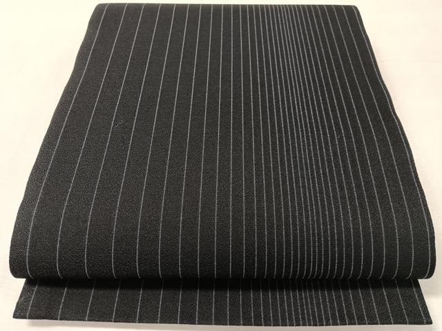 ■■■　サイズ　■■■ 長さ 450cm 幅 31cm程 ■■■　商品詳細　■■■ 【正絹】 状態は1.2回程しか締めておりませんが 接写画像のように裏地に薄い汚れがございます。 その他表地は特に目立ったシミ汚れなどもなく大変良い状態です。 着用時には見えない部分になりますのであまり気にならずお召になれるかと思います。 大変上質な逸品になります。 お安く出品致しますので、是非この機会にいかがでしょうか？ ■■■　注意事項　■■■ ■モニター発色の具合により色合いが異なる場合がございます。 ■寸法は多少の誤差が生じる場合がございますのでご了承ください。 ■縫込みの長さが左右非対称の場合は短い部分を記載しております。 左右非対称であってもご返品・お値引き等の保証は出来かねますので、ご了承の上ご購入をお願い致します。 ■シミ等のチェックには注意を払っておりますが、見落としがある場合もございますし、個人の見解も様々ですので神経質な方のご購入はお控えください。 ■箪笥に入っておりました着物や帯なので畳みシワや匂いがあるものもございます。 ■お休みは基本的に土日祝となりますが、その他臨時でお休みする場合がございますのでご了承ください。 ■商品の発送は平日のみの発送となります。 ■夜間と土曜、日曜日はお問い合わせの回答が遅れる場合がございます。 ■当店では、お直し、紋入れ、お手入れ等は承っておりません。 ■生地の状態（ヤケ、経年劣化等）によってはサイズ直しが出来ない場合がございます。 その点もどうかご了承のうえ、ご購入をお願いいたします。 ■弊社で取り扱う商品は一点ものにつき、時期や在庫状況に応じて金額が変更となる場合がございます。 ■検針は行っておりません。予めご了承いただきますようお願いいたします。 ■【洗える着物】と記載のある商品におきましては、商品お届け後に洗濯を行ってしまってからのご返品にはご対応しかねます。 念の為、専門店でのお手入れをお願いいたします。 ■写真に写っている物が全てになります。それ以外の付属品はございませんのでご了承ください。 ■状態に関する写真につきましては、掲載可能な写真枚数に限りがあるため、各箇所につき1枚参考画像を掲載しております。 ■着物のサイズ目安は下記を参考ください↓ ＜女性着物＞　お端折り次第で＋5cm　－1cmが着用可能サイズ 　例）身丈170cmの場合、身長160cm～175cm ＜男性着物＞　身丈＋約25cm～27cm程が適応身長 　例）身丈155cmの場合、身長180～182cm