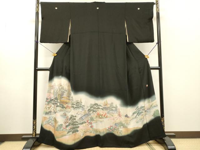 ■■■　サイズ　■■■ 身丈 163.5cm（肩から） 裄丈 64cm 袖丈 48cm　縫込み 4cm 袖幅 32cm 前幅 25cm 後幅 32cm 着物縫いこみ 内揚げ 2cm 裄 お袖側 約2cm　身頃側 約2cm ■■■　商品詳細　■■■ 【正絹・五つ紋・比翼仕立て】 状態は接写画像のようにおくみ・上前・後身頃・袖口・比翼衿・胴裏・衿山・両袖に薄い汚れがございますが その他特に目立ったシミ汚れなどもなく大変良い状態です。 大変上質な逸品になります。 お安く出品致しますので、是非この機会にいかがでしょうか？ ■■■　注意事項　■■■ ■モニター発色の具合により色合いが異なる場合がございます。 ■寸法は多少の誤差が生じる場合がございますのでご了承ください。 ■縫込みの長さが左右非対称の場合は短い部分を記載しております。 左右非対称であってもご返品・お値引き等の保証は出来かねますので、ご了承の上ご購入をお願い致します。 ■シミ等のチェックには注意を払っておりますが、見落としがある場合もございますし、個人の見解も様々ですので神経質な方のご購入はお控えください。 ■箪笥に入っておりました着物や帯なので畳みシワや匂いがあるものもございます。 ■お休みは基本的に土日祝となりますが、その他臨時でお休みする場合がございますのでご了承ください。 ■商品の発送は平日のみの発送となります。 ■夜間と土曜、日曜日はお問い合わせの回答が遅れる場合がございます。 ■当店では、お直し、紋入れ、お手入れ等は承っておりません。 ■生地の状態（ヤケ、経年劣化等）によってはサイズ直しが出来ない場合がございます。 その点もどうかご了承のうえ、ご購入をお願いいたします。 ■弊社で取り扱う商品は一点ものにつき、時期や在庫状況に応じて金額が変更となる場合がございます。 ■検針は行っておりません。予めご了承いただきますようお願いいたします。 ■【洗える着物】と記載のある商品におきましては、商品お届け後に洗濯を行ってしまってからのご返品にはご対応しかねます。 念の為、専門店でのお手入れをお願いいたします。 ■写真に写っている物が全てになります。それ以外の付属品はございませんのでご了承ください。 ■状態に関する写真につきましては、掲載可能な写真枚数に限りがあるため、各箇所につき1枚参考画像を掲載しております。 ■着物のサイズ目安は下記を参考ください↓ ＜女性着物＞　お端折り次第で＋5cm　－1cmが着用可能サイズ 　例）身丈170cmの場合、身長160cm～175cm ＜男性着物＞　身丈＋約25cm～27cm程が適応身長 　例）身丈155cmの場合、身長180～182cm