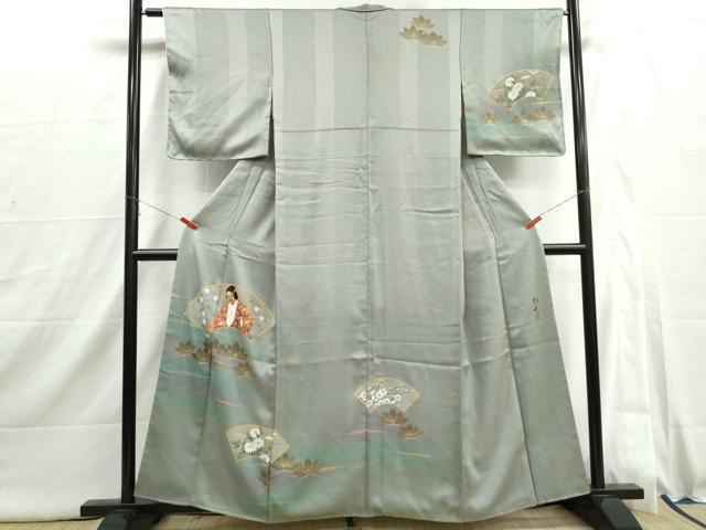 ■■■　サイズ　■■■ 身丈 157cm（肩から） 裄丈 63cm 袖丈 49cm　縫込み 5.5cm 袖幅 32cm 前幅 23cm 後幅 28cm 着物縫いこみ 内揚げ 6.5cm 裄 お袖側 約2.5cm　身頃側 約6.5cm ■■■　商品詳細　■■■ 【正絹】 状態は特に目立ったシミ汚れなどもなく大変良い状態です。 立体的な水玉を描くことで有名な染色作家・青木龍雲氏の作品です。 今にもこぼれ落ちそうな水玉が大変美しく、涼感を感じさせます。 【青木龍雲】略歴 昭和11年 新潟県新発田市に生まれる 昭和30年 東京閃像社入社 昭和33年 三軌会入賞 昭和38年 独立染織図案青木デザイン設立 昭和51年 美展特撰入賞 昭和52～56年 日図展入賞 昭和55年 高島屋エマニエルウンガロきものショー制作担当 昭和56年 高島屋百選会特撰入賞 昭和57年 京都・東京において第一回龍雲展開催 大変上質な逸品になります。 お安く出品致しますので、是非この機会にいかがでしょうか？ ■■■　注意事項　■■■ ■モニター発色の具合により色合いが異なる場合がございます。 ■寸法は多少の誤差が生じる場合がございますのでご了承ください。 ■縫込みの長さが左右非対称の場合は短い部分を記載しております。 左右非対称であってもご返品・お値引き等の保証は出来かねますので、ご了承の上ご購入をお願い致します。 ■シミ等のチェックには注意を払っておりますが、見落としがある場合もございますし、個人の見解も様々ですので神経質な方のご購入はお控えください。 ■箪笥に入っておりました着物や帯なので畳みシワや匂いがあるものもございます。 ■お休みは基本的に土日祝となりますが、その他臨時でお休みする場合がございますのでご了承ください。 ■商品の発送は平日のみの発送となります。 ■夜間と土曜、日曜日はお問い合わせの回答が遅れる場合がございます。 ■当店では、お直し、紋入れ、お手入れ等は承っておりません。 ■生地の状態（ヤケ、経年劣化等）によってはサイズ直しが出来ない場合がございます。 その点もどうかご了承のうえ、ご購入をお願いいたします。 ■弊社で取り扱う商品は一点ものにつき、時期や在庫状況に応じて金額が変更となる場合がございます。 ■検針は行っておりません。予めご了承いただきますようお願いいたします。 ■【洗える着物】と記載のある商品におきましては、商品お届け後に洗濯を行ってしまってからのご返品にはご対応しかねます。 念の為、専門店でのお手入れをお願いいたします。 ■写真に写っている物が全てになります。それ以外の付属品はございませんのでご了承ください。 ■状態に関する写真につきましては、掲載可能な写真枚数に限りがあるため、各箇所につき1枚参考画像を掲載しております。 ■着物のサイズ目安は下記を参考ください↓ ＜女性着物＞　お端折り次第で＋5cm　－1cmが着用可能サイズ 　例）身丈170cmの場合、身長160cm～175cm ＜男性着物＞　身丈＋約25cm～27cm程が適応身長 　例）身丈155cmの場合、身長180～182cm