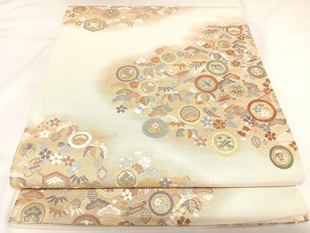 ■■■　サイズ　■■■ 長さ 432cm 幅 30.5cm程 ■■■　商品詳細　■■■ 【正絹・芯なし】 詳細に関しましては、画像をご確認ください。 大変上質な逸品になります。 お安く出品致しますので、是非この機会にいかがでしょうか？ ※たれ先未かがりですが着用には問題ありません。 ■■■　注意事項　■■■ ■モニター発色の具合により色合いが異なる場合がございます。 ■寸法は多少の誤差が生じる場合がございますのでご了承ください。 ■縫込みの長さが左右非対称の場合は短い部分を記載しております。 左右非対称であってもご返品・お値引き等の保証は出来かねますので、ご了承の上ご購入をお願い致します。 ■シミ等のチェックには注意を払っておりますが、見落としがある場合もございますし、個人の見解も様々ですので神経質な方のご購入はお控えください。 ■箪笥に入っておりました着物や帯なので畳みシワや匂いがあるものもございます。 ■お休みは基本的に土日祝となりますが、その他臨時でお休みする場合がございますのでご了承ください。 ■商品の発送は平日のみの発送となります。 ■夜間と土曜、日曜日はお問い合わせの回答が遅れる場合がございます。 ■当店では、お直し、紋入れ、お手入れ等は承っておりません。 ■生地の状態（ヤケ、経年劣化等）によってはサイズ直しが出来ない場合がございます。 その点もどうかご了承のうえ、ご購入をお願いいたします。 ■弊社で取り扱う商品は一点ものにつき、時期や在庫状況に応じて金額が変更となる場合がございます。 ■検針は行っておりません。予めご了承いただきますようお願いいたします。 ■【洗える着物】と記載のある商品におきましては、商品お届け後に洗濯を行ってしまってからのご返品にはご対応しかねます。 念の為、専門店でのお手入れをお願いいたします。 ■写真に写っている物が全てになります。それ以外の付属品はございませんのでご了承ください。 ■状態に関する写真につきましては、掲載可能な写真枚数に限りがあるため、各箇所につき1枚参考画像を掲載しております。 ■着物のサイズ目安は下記を参考ください↓ ＜女性着物＞　お端折り次第で＋5cm　－1cmが着用可能サイズ 　例）身丈170cmの場合、身長160cm～175cm ＜男性着物＞　身丈＋約25cm～27cm程が適応身長 　例）身丈155cmの場合、身長180～182cm