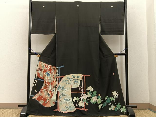 ■■■　サイズ　■■■ 身丈 171cm（肩から） 裄丈 67.5cm 袖丈 51cm　縫込み 6cm 袖幅 34.5cm 前幅 23.5cm 後幅 31cm 着物縫いこみ 内揚げ 0cm 裄 お袖側 約1cm　身頃側 約0cm ■■■　商品詳細　■■■ 【正絹・五つ紋・比翼仕立て】 状態は画像を添付しておりますので、そちらをご確認下さいますよう宜しくお願い致します。 大変上質な逸品になりますのでぜひお手入れをされてお召しになられてはいかがでしょうか。 お安く出品致しますので、是非この機会にいかがでしょうか？ ■■■　注意事項　■■■ ■モニター発色の具合により色合いが異なる場合がございます。 ■寸法は多少の誤差が生じる場合がございますのでご了承ください。 ■縫込みの長さが左右非対称の場合は短い部分を記載しております。 左右非対称であってもご返品・お値引き等の保証は出来かねますので、ご了承の上ご購入をお願い致します。 ■シミ等のチェックには注意を払っておりますが、見落としがある場合もございますし、個人の見解も様々ですので神経質な方のご購入はお控えください。 ■箪笥に入っておりました着物や帯なので畳みシワや匂いがあるものもございます。 ■お休みは基本的に土日祝となりますが、その他臨時でお休みする場合がございますのでご了承ください。 ■商品の発送は平日のみの発送となります。 ■夜間と土曜、日曜日はお問い合わせの回答が遅れる場合がございます。 ■当店では、お直し、紋入れ、お手入れ等は承っておりません。 ■生地の状態（ヤケ、経年劣化等）によってはサイズ直しが出来ない場合がございます。 その点もどうかご了承のうえ、ご購入をお願いいたします。 ■弊社で取り扱う商品は一点ものにつき、時期や在庫状況に応じて金額が変更となる場合がございます。 ■検針は行っておりません。予めご了承いただきますようお願いいたします。 ■【洗える着物】と記載のある商品におきましては、商品お届け後に洗濯を行ってしまってからのご返品にはご対応しかねます。 念の為、専門店でのお手入れをお願いいたします。 ■写真に写っている物が全てになります。それ以外の付属品はございませんのでご了承ください。 ■状態に関する写真につきましては、掲載可能な写真枚数に限りがあるため、各箇所につき1枚参考画像を掲載しております。 ■着物のサイズ目安は下記を参考ください↓ ＜女性着物＞　お端折り次第で＋5cm　－1cmが着用可能サイズ 　例）身丈170cmの場合、身長160cm～175cm ＜男性着物＞　身丈＋約25cm～27cm程が適応身長 　例）身丈155cmの場合、身長180～182cm