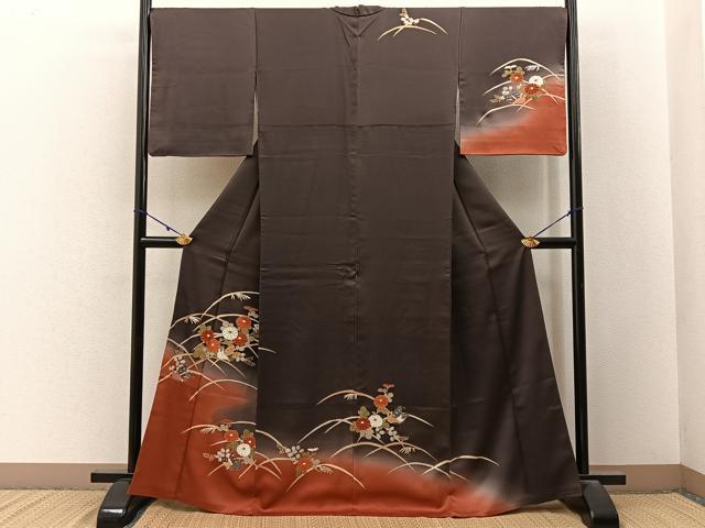 ■■■　サイズ　■■■ 身丈 165cm（肩から） 裄丈 68cm 袖丈 51cm　縫込み 4cm 袖幅 34cm 前幅 25.5cm 後幅 30.5cm 着物縫いこみ 内揚げ 1cm 裄 お袖側 約1cm　身頃側 約0cm ■■■　商品詳細　■■■ 【正絹】 状態は特に目立ったシミ汚れなどもなく大変良い状態です。 大変上質な逸品になります。 お安く出品致しますので、是非この機会にいかがでしょうか？ ■■■　注意事項　■■■ ■モニター発色の具合により色合いが異なる場合がございます。 ■寸法は多少の誤差が生じる場合がございますのでご了承ください。 ■縫込みの長さが左右非対称の場合は短い部分を記載しております。 左右非対称であってもご返品・お値引き等の保証は出来かねますので、ご了承の上ご購入をお願い致します。 ■シミ等のチェックには注意を払っておりますが、見落としがある場合もございますし、個人の見解も様々ですので神経質な方のご購入はお控えください。 ■箪笥に入っておりました着物や帯なので畳みシワや匂いがあるものもございます。 ■お休みは基本的に土日祝となりますが、その他臨時でお休みする場合がございますのでご了承ください。 ■商品の発送は平日のみの発送となります。 ■夜間と土曜、日曜日はお問い合わせの回答が遅れる場合がございます。 ■当店では、お直し、紋入れ、お手入れ等は承っておりません。 ■生地の状態（ヤケ、経年劣化等）によってはサイズ直しが出来ない場合がございます。 その点もどうかご了承のうえ、ご購入をお願いいたします。 ■弊社で取り扱う商品は一点ものにつき、時期や在庫状況に応じて金額が変更となる場合がございます。 ■検針は行っておりません。予めご了承いただきますようお願いいたします。 ■【洗える着物】と記載のある商品におきましては、商品お届け後に洗濯を行ってしまってからのご返品にはご対応しかねます。 念の為、専門店でのお手入れをお願いいたします。 ■写真に写っている物が全てになります。それ以外の付属品はございませんのでご了承ください。 ■状態に関する写真につきましては、掲載可能な写真枚数に限りがあるため、各箇所につき1枚参考画像を掲載しております。 ■着物のサイズ目安は下記を参考ください↓ ＜女性着物＞　お端折り次第で＋5cm　－1cmが着用可能サイズ 　例）身丈170cmの場合、身長160cm～175cm ＜男性着物＞　身丈＋約25cm～27cm程が適応身長 　例）身丈155cmの場合、身長180～182cm