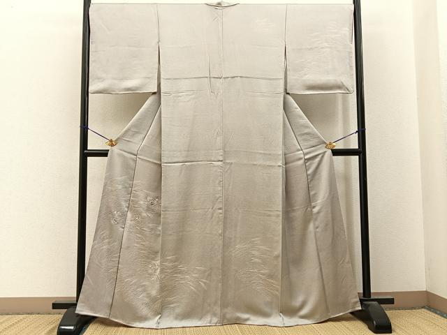 ■■■　サイズ　■■■ 身丈 164cm（肩から） 裄丈 68cm 袖丈 49cm　縫込み 9cm 袖幅 34cm 前幅 24.5cm 後幅 30.5cm 着物縫いこみ 内揚げ 4cm 裄 お袖側 約2cm　身頃側 約1cm ■■■　商品詳細　■■■ 【正絹】 状態は画像を添付しておりますので、そちらをご確認下さいますよう宜しくお願い致します。 大変上質な逸品になります。 お安く出品致しますので、是非この機会にいかがでしょうか？ ■■■　注意事項　■■■ ■モニター発色の具合により色合いが異なる場合がございます。 ■寸法は多少の誤差が生じる場合がございますのでご了承ください。 ■縫込みの長さが左右非対称の場合は短い部分を記載しております。 左右非対称であってもご返品・お値引き等の保証は出来かねますので、ご了承の上ご購入をお願い致します。 ■シミ等のチェックには注意を払っておりますが、見落としがある場合もございますし、個人の見解も様々ですので神経質な方のご購入はお控えください。 ■箪笥に入っておりました着物や帯なので畳みシワや匂いがあるものもございます。 ■お休みは基本的に土日祝となりますが、その他臨時でお休みする場合がございますのでご了承ください。 ■商品の発送は平日のみの発送となります。 ■夜間と土曜、日曜日はお問い合わせの回答が遅れる場合がございます。 ■当店では、お直し、紋入れ、お手入れ等は承っておりません。 ■生地の状態（ヤケ、経年劣化等）によってはサイズ直しが出来ない場合がございます。 その点もどうかご了承のうえ、ご購入をお願いいたします。 ■弊社で取り扱う商品は一点ものにつき、時期や在庫状況に応じて金額が変更となる場合がございます。 ■検針は行っておりません。予めご了承いただきますようお願いいたします。 ■【洗える着物】と記載のある商品におきましては、商品お届け後に洗濯を行ってしまってからのご返品にはご対応しかねます。 念の為、専門店でのお手入れをお願いいたします。 ■写真に写っている物が全てになります。それ以外の付属品はございませんのでご了承ください。 ■状態に関する写真につきましては、掲載可能な写真枚数に限りがあるため、各箇所につき1枚参考画像を掲載しております。 ■着物のサイズ目安は下記を参考ください↓ ＜女性着物＞　お端折り次第で＋5cm　－1cmが着用可能サイズ 　例）身丈170cmの場合、身長160cm～175cm ＜男性着物＞　身丈＋約25cm～27cm程が適応身長 　例）身丈155cmの場合、身長180～182cm