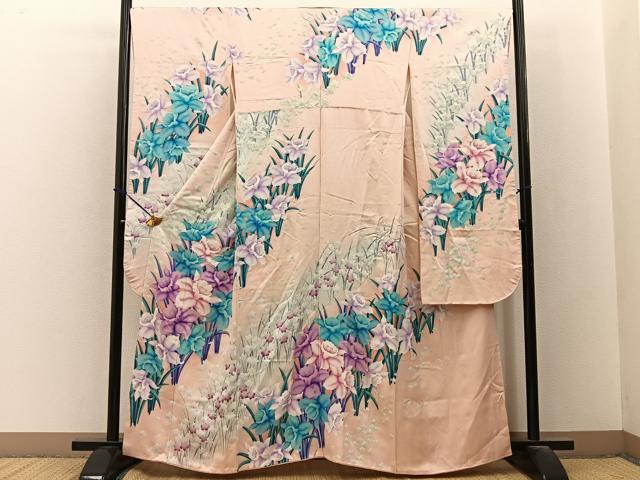 ■■■　サイズ　■■■ 身丈 160cm（肩から） 裄丈 67cm 袖丈 107cm　縫込み 9.5cm 袖幅 34cm 前幅 24cm 後幅 28.5cm 着物縫いこみ 内揚げ 3.5cm 裄 お袖側 約1cm　身頃側 約2cm ■■■　商品詳細　■■■ 【正絹】 状態は画像を添付しておりますので、そちらをご確認下さいますよう宜しくお願い致します。 大変上質な逸品になります。 お安く出品致しますので、是非この機会にいかがでしょうか？ ※若干たたみシワがございます。 ■■■　注意事項　■■■ ■モニター発色の具合により色合いが異なる場合がございます。 ■寸法は多少の誤差が生じる場合がございますのでご了承ください。 ■縫込みの長さが左右非対称の場合は短い部分を記載しております。 左右非対称であってもご返品・お値引き等の保証は出来かねますので、ご了承の上ご購入をお願い致します。 ■シミ等のチェックには注意を払っておりますが、見落としがある場合もございますし、個人の見解も様々ですので神経質な方のご購入はお控えください。 ■箪笥に入っておりました着物や帯なので畳みシワや匂いがあるものもございます。 ■お休みは基本的に土日祝となりますが、その他臨時でお休みする場合がございますのでご了承ください。 ■商品の発送は平日のみの発送となります。 ■夜間と土曜、日曜日はお問い合わせの回答が遅れる場合がございます。 ■当店では、お直し、紋入れ、お手入れ等は承っておりません。 ■生地の状態（ヤケ、経年劣化等）によってはサイズ直しが出来ない場合がございます。 その点もどうかご了承のうえ、ご購入をお願いいたします。 ■弊社で取り扱う商品は一点ものにつき、時期や在庫状況に応じて金額が変更となる場合がございます。 ■検針は行っておりません。予めご了承いただきますようお願いいたします。 ■【洗える着物】と記載のある商品におきましては、商品お届け後に洗濯を行ってしまってからのご返品にはご対応しかねます。 念の為、専門店でのお手入れをお願いいたします。 ■写真に写っている物が全てになります。それ以外の付属品はございませんのでご了承ください。 ■状態に関する写真につきましては、掲載可能な写真枚数に限りがあるため、各箇所につき1枚参考画像を掲載しております。 ■着物のサイズ目安は下記を参考ください↓ ＜女性着物＞　お端折り次第で＋5cm　－1cmが着用可能サイズ 　例）身丈170cmの場合、身長160cm～175cm ＜男性着物＞　身丈＋約25cm～27cm程が適応身長 　例）身丈155cmの場合、身長180～182cm