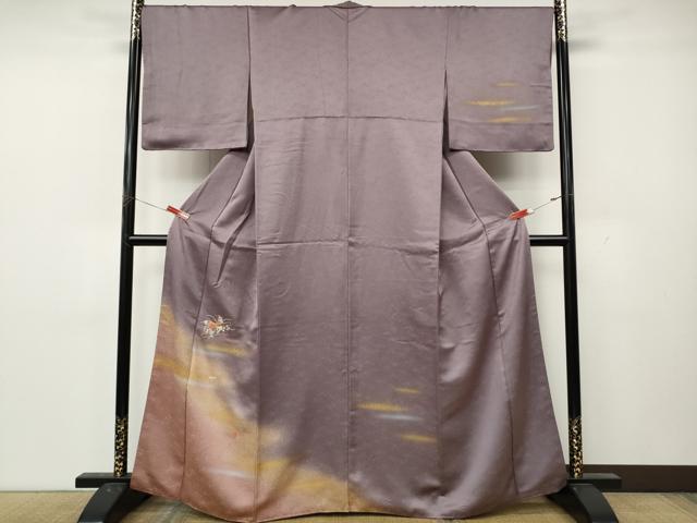 ■■■　サイズ　■■■ 身丈 163cm（肩から） 裄丈 68cm 袖丈 49cm　縫込み 3cm 袖幅 35.5cm 前幅 25cm 後幅 28.5cm 着物縫いこみ 内揚げ 4cm 裄 お袖側 約1cm　身頃側 約2cm ■■■　商品詳細　■■■ 【正絹】 状態は接写画像のように衿山・両袖口に薄い汚れがございますが その他特に目立ったシミ汚れなどもなく大変良い状態です。 大変上質な逸品になります。 お安く出品致しますので、是非この機会にいかがでしょうか？ ■■■　注意事項　■■■ ■モニター発色の具合により色合いが異なる場合がございます。 ■寸法は多少の誤差が生じる場合がございますのでご了承ください。 ■縫込みの長さが左右非対称の場合は短い部分を記載しております。 左右非対称であってもご返品・お値引き等の保証は出来かねますので、ご了承の上ご購入をお願い致します。 ■シミ等のチェックには注意を払っておりますが、見落としがある場合もございますし、個人の見解も様々ですので神経質な方のご購入はお控えください。 ■箪笥に入っておりました着物や帯なので畳みシワや匂いがあるものもございます。 ■お休みは基本的に土日祝となりますが、その他臨時でお休みする場合がございますのでご了承ください。 ■商品の発送は平日のみの発送となります。 ■夜間と土曜、日曜日はお問い合わせの回答が遅れる場合がございます。 ■当店では、お直し、紋入れ、お手入れ等は承っておりません。 ■生地の状態（ヤケ、経年劣化等）によってはサイズ直しが出来ない場合がございます。 その点もどうかご了承のうえ、ご購入をお願いいたします。 ■弊社で取り扱う商品は一点ものにつき、時期や在庫状況に応じて金額が変更となる場合がございます。 ■検針は行っておりません。予めご了承いただきますようお願いいたします。 ■【洗える着物】と記載のある商品におきましては、商品お届け後に洗濯を行ってしまってからのご返品にはご対応しかねます。 念の為、専門店でのお手入れをお願いいたします。 ■写真に写っている物が全てになります。それ以外の付属品はございませんのでご了承ください。 ■状態に関する写真につきましては、掲載可能な写真枚数に限りがあるため、各箇所につき1枚参考画像を掲載しております。 ■着物のサイズ目安は下記を参考ください↓ ＜女性着物＞　お端折り次第で＋5cm　−1cmが着用可能サイズ 　例）身丈170cmの場合、身長160cm〜175cm ＜男性着物＞　身丈＋約25cm〜27cm程が適応身長 　例）身丈155cmの場合、身長180〜182cm