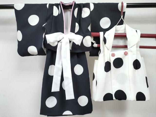 ■■■　サイズ　■■■ 【祝着】 身丈 28cm（肩から） 裄丈 31cm（肩上げ　1.5cm） 袖丈 31.5cm　縫込み 2cm 袖幅 19.5cm 前幅 14cm 後幅 15cm 着物縫いこみ 内揚げ 0cm （腰上げ　0cm） 裄 お袖側 約1.5cm　身頃側 約1.5cm 巻裾 (下の部分) 幅 87cm　丈 41.5cm 【被布】 身丈 39cm（肩から） 裄丈 11cm（肩上げ　2cm） ■■■　商品詳細　■■■ 着物・被布【化繊】のいずれも 状態は特に目立ったシミ汚れなどもなく大変良い状態です。 お安く出品致しますので、是非この機会にいかがでしょうか？ ※ご自身で洗濯された場合の保証はできかねます。専門店にご相談ください。 ■■■　注意事項　■■■ ■モニター発色の具合により色合いが異なる場合がございます。 ■寸法は多少の誤差が生じる場合がございますのでご了承ください。 ■縫込みの長さが左右非対称の場合は短い部分を記載しております。 左右非対称であってもご返品・お値引き等の保証は出来かねますので、ご了承の上ご購入をお願い致します。 ■シミ等のチェックには注意を払っておりますが、見落としがある場合もございますし、個人の見解も様々ですので神経質な方のご購入はお控えください。 ■箪笥に入っておりました着物や帯なので畳みシワや匂いがあるものもございます。 ■お休みは基本的に土日祝となりますが、その他臨時でお休みする場合がございますのでご了承ください。 ■商品の発送は平日のみの発送となります。 ■夜間と土曜、日曜日はお問い合わせの回答が遅れる場合がございます。 ■当店では、お直し、紋入れ、お手入れ等は承っておりません。 ■生地の状態（ヤケ、経年劣化等）によってはサイズ直しが出来ない場合がございます。 その点もどうかご了承のうえ、ご購入をお願いいたします。 ■弊社で取り扱う商品は一点ものにつき、時期や在庫状況に応じて金額が変更となる場合がございます。 ■検針は行っておりません。予めご了承いただきますようお願いいたします。 ■【洗える着物】と記載のある商品におきましては、商品お届け後に洗濯を行ってしまってからのご返品にはご対応しかねます。 念の為、専門店でのお手入れをお願いいたします。 ■写真に写っている物が全てになります。それ以外の付属品はございませんのでご了承ください。 ■状態に関する写真につきましては、掲載可能な写真枚数に限りがあるため、各箇所につき1枚参考画像を掲載しております。 ■着物のサイズ目安は下記を参考ください↓ ＜女性着物＞　お端折り次第で＋5cm　−1cmが着用可能サイズ 　例）身丈170cmの場合、身長160cm〜175cm ＜男性着物＞　身丈＋約25cm〜27cm程が適応身長 　例）身丈155cmの場合、身長180〜182cm