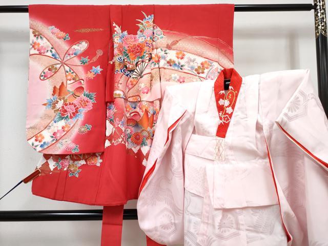 ■■■　サイズ　■■■ 【祝着】 身丈 75cm（肩から） 裄丈 38cm（肩上げ　4cm） 袖丈 56.5cm　縫込み 1cm 袖幅 30cm 前幅 15cm 後幅 17cm 着物縫いこみ 内揚げ 0cm （腰上げ　11cm） 裄 お袖側 約1.5cm　身頃側 約2cm 【長襦袢】 身丈 73.5cm（肩から） 裄丈 38.5cm（肩上げ　4cm） 袖丈 56cm　縫込み 1cm 袖幅 30cm 前幅 14.5cm 後幅 16.5cm 着物縫いこみ 内揚げ 0cm （腰上げ　11cm） 裄 お袖側 約1.5cm　身頃側 約0cm ■■■　商品詳細　■■■ 着物【正絹】・長襦袢【化繊】のいずれも 状態は特に目立ったシミ汚れなどもなく大変良い状態です。 大変上質な逸品になります。 お安く出品致しますので、是非この機会にいかがでしょうか？ ※襦袢の裄丈が着物よりも大きい仕立てになっておりますので、ご確認の上ご入札くださいませ。 ■■■　注意事項　■■■ ■モニター発色の具合により色合いが異なる場合がございます。 ■寸法は多少の誤差が生じる場合がございますのでご了承ください。 ■縫込みの長さが左右非対称の場合は短い部分を記載しております。 左右非対称であってもご返品・お値引き等の保証は出来かねますので、ご了承の上ご購入をお願い致します。 ■シミ等のチェックには注意を払っておりますが、見落としがある場合もございますし、個人の見解も様々ですので神経質な方のご購入はお控えください。 ■箪笥に入っておりました着物や帯なので畳みシワや匂いがあるものもございます。 ■お休みは基本的に土日祝となりますが、その他臨時でお休みする場合がございますのでご了承ください。 ■商品の発送は平日のみの発送となります。 ■夜間と土曜、日曜日はお問い合わせの回答が遅れる場合がございます。 ■当店では、お直し、紋入れ、お手入れ等は承っておりません。 ■生地の状態（ヤケ、経年劣化等）によってはサイズ直しが出来ない場合がございます。 その点もどうかご了承のうえ、ご購入をお願いいたします。 ■弊社で取り扱う商品は一点ものにつき、時期や在庫状況に応じて金額が変更となる場合がございます。 ■検針は行っておりません。予めご了承いただきますようお願いいたします。 ■【洗える着物】と記載のある商品におきましては、商品お届け後に洗濯を行ってしまってからのご返品にはご対応しかねます。 念の為、専門店でのお手入れをお願いいたします。 ■写真に写っている物が全てになります。それ以外の付属品はございませんのでご了承ください。 ■状態に関する写真につきましては、掲載可能な写真枚数に限りがあるため、各箇所につき1枚参考画像を掲載しております。 ■着物のサイズ目安は下記を参考ください↓ ＜女性着物＞　お端折り次第で＋5cm　−1cmが着用可能サイズ 　例）身丈170cmの場合、身長160cm〜175cm ＜男性着物＞　身丈＋約25cm〜27cm程が適応身長 　例）身丈155cmの場合、身長180〜182cm