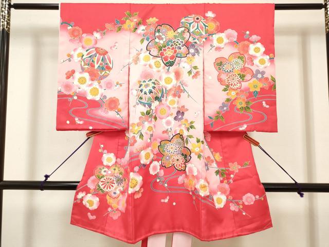 ■■■　サイズ　■■■ 【着物】 身丈 98.5cm（肩から） 裄丈 46cm 袖丈 56.5cm ■■■　商品詳細　■■■ 産着【着物：ポリエステル・襦袢：ポリエステル・未使用】 状態は特に目立ったシミ汚れなどもなく大変良い状態です。 お安く出品致しますので、是非この機会にいかがでしょうか？ ※ご自身で洗濯された場合の保証はできかねます。専門店にご相談ください。 ■■■　注意事項　■■■ ■モニター発色の具合により色合いが異なる場合がございます。 ■寸法は多少の誤差が生じる場合がございますのでご了承ください。 ■縫込みの長さが左右非対称の場合は短い部分を記載しております。 左右非対称であってもご返品・お値引き等の保証は出来かねますので、ご了承の上ご購入をお願い致します。 ■シミ等のチェックには注意を払っておりますが、見落としがある場合もございますし、個人の見解も様々ですので神経質な方のご購入はお控えください。 ■箪笥に入っておりました着物や帯なので畳みシワや匂いがあるものもございます。 ■お休みは基本的に土日祝となりますが、その他臨時でお休みする場合がございますのでご了承ください。 ■商品の発送は平日のみの発送となります。 ■夜間と土曜、日曜日はお問い合わせの回答が遅れる場合がございます。 ■当店では、お直し、紋入れ、お手入れ等は承っておりません。 ■生地の状態（ヤケ、経年劣化等）によってはサイズ直しが出来ない場合がございます。 その点もどうかご了承のうえ、ご購入をお願いいたします。 ■弊社で取り扱う商品は一点ものにつき、時期や在庫状況に応じて金額が変更となる場合がございます。 ■検針は行っておりません。予めご了承いただきますようお願いいたします。 ■【洗える着物】と記載のある商品におきましては、商品お届け後に洗濯を行ってしまってからのご返品にはご対応しかねます。 念の為、専門店でのお手入れをお願いいたします。 ■写真に写っている物が全てになります。それ以外の付属品はございませんのでご了承ください。 ■状態に関する写真につきましては、掲載可能な写真枚数に限りがあるため、各箇所につき1枚参考画像を掲載しております。 ■着物のサイズ目安は下記を参考ください↓ ＜女性着物＞　お端折り次第で＋5cm　−1cmが着用可能サイズ 　例）身丈170cmの場合、身長160cm〜175cm ＜男性着物＞　身丈＋約25cm〜27cm程が適応身長 　例）身丈155cmの場合、身長180〜182cm