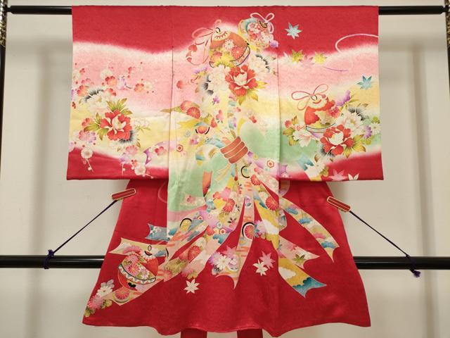 ■■■　サイズ　■■■ 【着物】 身丈 97.5cm（肩から） 裄丈 48.5cm 袖丈 56cm ■■■　商品詳細　■■■ 産着【表地：正絹・裏地：ポリエステル・襦袢：ポリエステル】 状態は接写画像のように衿・下前に薄い汚れがございますがその他特に目立ったシミ汚れなどもなく大変良い状態です。 大変上質な逸品になります。 お安く出品致しますので、是非この機会にいかがでしょうか？ ■■■　注意事項　■■■ ■モニター発色の具合により色合いが異なる場合がございます。 ■寸法は多少の誤差が生じる場合がございますのでご了承ください。 ■縫込みの長さが左右非対称の場合は短い部分を記載しております。 左右非対称であってもご返品・お値引き等の保証は出来かねますので、ご了承の上ご購入をお願い致します。 ■シミ等のチェックには注意を払っておりますが、見落としがある場合もございますし、個人の見解も様々ですので神経質な方のご購入はお控えください。 ■箪笥に入っておりました着物や帯なので畳みシワや匂いがあるものもございます。 ■お休みは基本的に土日祝となりますが、その他臨時でお休みする場合がございますのでご了承ください。 ■商品の発送は平日のみの発送となります。 ■夜間と土曜、日曜日はお問い合わせの回答が遅れる場合がございます。 ■当店では、お直し、紋入れ、お手入れ等は承っておりません。 ■生地の状態（ヤケ、経年劣化等）によってはサイズ直しが出来ない場合がございます。 その点もどうかご了承のうえ、ご購入をお願いいたします。 ■弊社で取り扱う商品は一点ものにつき、時期や在庫状況に応じて金額が変更となる場合がございます。 ■検針は行っておりません。予めご了承いただきますようお願いいたします。 ■【洗える着物】と記載のある商品におきましては、商品お届け後に洗濯を行ってしまってからのご返品にはご対応しかねます。 念の為、専門店でのお手入れをお願いいたします。 ■写真に写っている物が全てになります。それ以外の付属品はございませんのでご了承ください。 ■状態に関する写真につきましては、掲載可能な写真枚数に限りがあるため、各箇所につき1枚参考画像を掲載しております。 ■着物のサイズ目安は下記を参考ください↓ ＜女性着物＞　お端折り次第で＋5cm　−1cmが着用可能サイズ 　例）身丈170cmの場合、身長160cm〜175cm ＜男性着物＞　身丈＋約25cm〜27cm程が適応身長 　例）身丈155cmの場合、身長180〜182cm
