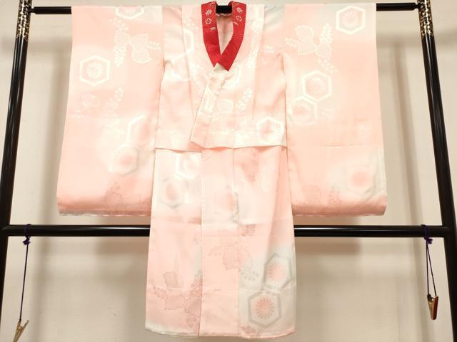 ■■■　サイズ　■■■ 【長襦袢】 身丈 110cm（肩から） 裄丈 54.5cm（肩上げ　3.5cm） 袖丈 75cm　縫込み 2cm 袖幅 31.5cm 前幅 21cm 後幅 30cm 着物縫いこみ 内揚げ 2cm （腰上げ　5.5cm） 裄 お袖側 約1.5cm　身頃側 約0cm ■■■　商品詳細　■■■ 長襦袢【化繊】 状態は接写画像のように 両袖前後・表地裾・返し・右前身頃・裏面に薄い汚れがございますが その他特に目立ったシミ汚れなどもなく大変良い状態です。 お安く出品致しますので、是非この機会にいかがでしょうか？ ※ご自身で洗濯された場合の保証はできかねます。専門店にご相談ください。 ■■■　注意事項　■■■ ■モニター発色の具合により色合いが異なる場合がございます。 ■寸法は多少の誤差が生じる場合がございますのでご了承ください。 ■縫込みの長さが左右非対称の場合は短い部分を記載しております。 左右非対称であってもご返品・お値引き等の保証は出来かねますので、ご了承の上ご購入をお願い致します。 ■シミ等のチェックには注意を払っておりますが、見落としがある場合もございますし、個人の見解も様々ですので神経質な方のご購入はお控えください。 ■箪笥に入っておりました着物や帯なので畳みシワや匂いがあるものもございます。 ■お休みは基本的に土日祝となりますが、その他臨時でお休みする場合がございますのでご了承ください。 ■商品の発送は平日のみの発送となります。 ■夜間と土曜、日曜日はお問い合わせの回答が遅れる場合がございます。 ■当店では、お直し、紋入れ、お手入れ等は承っておりません。 ■生地の状態（ヤケ、経年劣化等）によってはサイズ直しが出来ない場合がございます。 その点もどうかご了承のうえ、ご購入をお願いいたします。 ■弊社で取り扱う商品は一点ものにつき、時期や在庫状況に応じて金額が変更となる場合がございます。 ■検針は行っておりません。予めご了承いただきますようお願いいたします。 ■【洗える着物】と記載のある商品におきましては、商品お届け後に洗濯を行ってしまってからのご返品にはご対応しかねます。 念の為、専門店でのお手入れをお願いいたします。 ■写真に写っている物が全てになります。それ以外の付属品はございませんのでご了承ください。 ■状態に関する写真につきましては、掲載可能な写真枚数に限りがあるため、各箇所につき1枚参考画像を掲載しております。 ■着物のサイズ目安は下記を参考ください↓ ＜女性着物＞　お端折り次第で＋5cm　−1cmが着用可能サイズ 　例）身丈170cmの場合、身長160cm〜175cm ＜男性着物＞　身丈＋約25cm〜27cm程が適応身長 　例）身丈155cmの場合、身長180〜182cm