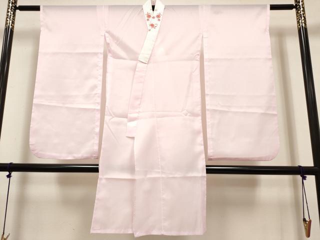 ■■■　サイズ　■■■ 【長襦袢】 身丈 104.5cm（肩から） 裄丈 56cm（肩上げ　0cm） 袖丈 75.5cm　縫込み 1.5cm 袖幅 31.5cm 前幅 20cm 後幅 25cm 着物縫いこみ 内揚げ 0cm （腰上げ　0cm） 裄 お袖側 約3.5cm　身頃側 約2.5cm ■■■　商品詳細　■■■ 長襦袢【化繊】 状態は接写画像のように衿に薄い汚れがございますが その他特に目立ったシミ汚れなどもなく大変良い状態です。 お安く出品致しますので、是非この機会にいかがでしょうか？ ※肩上げと腰上げがされておりません。 ※ご自身で洗濯された場合の保証はできかねます。専門店にご相談ください。 ■■■　注意事項　■■■ ■モニター発色の具合により色合いが異なる場合がございます。 ■寸法は多少の誤差が生じる場合がございますのでご了承ください。 ■縫込みの長さが左右非対称の場合は短い部分を記載しております。 左右非対称であってもご返品・お値引き等の保証は出来かねますので、ご了承の上ご購入をお願い致します。 ■シミ等のチェックには注意を払っておりますが、見落としがある場合もございますし、個人の見解も様々ですので神経質な方のご購入はお控えください。 ■箪笥に入っておりました着物や帯なので畳みシワや匂いがあるものもございます。 ■お休みは基本的に土日祝となりますが、その他臨時でお休みする場合がございますのでご了承ください。 ■商品の発送は平日のみの発送となります。 ■夜間と土曜、日曜日はお問い合わせの回答が遅れる場合がございます。 ■当店では、お直し、紋入れ、お手入れ等は承っておりません。 ■生地の状態（ヤケ、経年劣化等）によってはサイズ直しが出来ない場合がございます。 その点もどうかご了承のうえ、ご購入をお願いいたします。 ■弊社で取り扱う商品は一点ものにつき、時期や在庫状況に応じて金額が変更となる場合がございます。 ■検針は行っておりません。予めご了承いただきますようお願いいたします。 ■【洗える着物】と記載のある商品におきましては、商品お届け後に洗濯を行ってしまってからのご返品にはご対応しかねます。 念の為、専門店でのお手入れをお願いいたします。 ■写真に写っている物が全てになります。それ以外の付属品はございませんのでご了承ください。 ■状態に関する写真につきましては、掲載可能な写真枚数に限りがあるため、各箇所につき1枚参考画像を掲載しております。 ■着物のサイズ目安は下記を参考ください↓ ＜女性着物＞　お端折り次第で＋5cm　−1cmが着用可能サイズ 　例）身丈170cmの場合、身長160cm〜175cm ＜男性着物＞　身丈＋約25cm〜27cm程が適応身長 　例）身丈155cmの場合、身長180〜182cm
