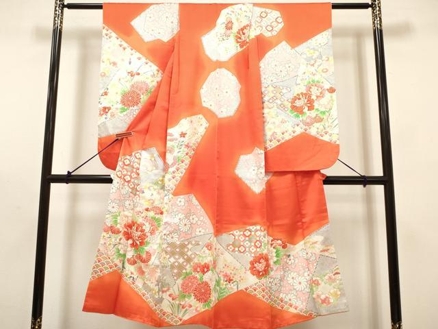 ■■■　サイズ　■■■ 【祝着】 身丈 136cm（肩から） 裄丈 50cm（肩上げ　4cm） 袖丈 75.5cm　縫込み 2.5cm 袖幅 33cm 前幅 19.5cm 後幅 25cm 着物縫いこみ 内揚げ 0cm （腰上げ　0cm） 裄 お袖側 約1.5cm　身頃側 約0cm ■■■　商品詳細　■■■ 着物【表地：正絹・裏地：アセテート】 状態は特に目立ったシミ汚れなどもなく大変良い状態です。 大変上質な逸品になります。 お安く出品致しますので、是非この機会にいかがでしょうか？ ■■■　注意事項　■■■ ■モニター発色の具合により色合いが異なる場合がございます。 ■寸法は多少の誤差が生じる場合がございますのでご了承ください。 ■縫込みの長さが左右非対称の場合は短い部分を記載しております。 左右非対称であってもご返品・お値引き等の保証は出来かねますので、ご了承の上ご購入をお願い致します。 ■シミ等のチェックには注意を払っておりますが、見落としがある場合もございますし、個人の見解も様々ですので神経質な方のご購入はお控えください。 ■箪笥に入っておりました着物や帯なので畳みシワや匂いがあるものもございます。 ■お休みは基本的に土日祝となりますが、その他臨時でお休みする場合がございますのでご了承ください。 ■商品の発送は平日のみの発送となります。 ■夜間と土曜、日曜日はお問い合わせの回答が遅れる場合がございます。 ■当店では、お直し、紋入れ、お手入れ等は承っておりません。 ■生地の状態（ヤケ、経年劣化等）によってはサイズ直しが出来ない場合がございます。 その点もどうかご了承のうえ、ご購入をお願いいたします。 ■弊社で取り扱う商品は一点ものにつき、時期や在庫状況に応じて金額が変更となる場合がございます。 ■検針は行っておりません。予めご了承いただきますようお願いいたします。 ■【洗える着物】と記載のある商品におきましては、商品お届け後に洗濯を行ってしまってからのご返品にはご対応しかねます。 念の為、専門店でのお手入れをお願いいたします。 ■写真に写っている物が全てになります。それ以外の付属品はございませんのでご了承ください。 ■状態に関する写真につきましては、掲載可能な写真枚数に限りがあるため、各箇所につき1枚参考画像を掲載しております。 ■着物のサイズ目安は下記を参考ください↓ ＜女性着物＞　お端折り次第で＋5cm　−1cmが着用可能サイズ 　例）身丈170cmの場合、身長160cm〜175cm ＜男性着物＞　身丈＋約25cm〜27cm程が適応身長 　例）身丈155cmの場合、身長180〜182cm