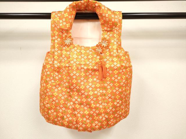■■■　サイズ　■■■ 【被布】 身丈 44.5cm（肩から） 裄丈 14cm（肩上げ　2.5cm） ■■■　商品詳細　■■■ 【正絹】 状態は接写画像のように裏地に薄い汚れがございますがその他表地は特に目立ったシミ汚れなどもなく大変良い状態です。 気にならない方であればそのままお召しになれるかと思います。 大変上質な逸品になります。 お安く出品致しますので、是非この機会にいかがでしょうか？ ※一部飾りの破損がございます。 ■■■　注意事項　■■■ ■モニター発色の具合により色合いが異なる場合がございます。 ■寸法は多少の誤差が生じる場合がございますのでご了承ください。 ■縫込みの長さが左右非対称の場合は短い部分を記載しております。 左右非対称であってもご返品・お値引き等の保証は出来かねますので、ご了承の上ご購入をお願い致します。 ■シミ等のチェックには注意を払っておりますが、見落としがある場合もございますし、個人の見解も様々ですので神経質な方のご購入はお控えください。 ■箪笥に入っておりました着物や帯なので畳みシワや匂いがあるものもございます。 ■お休みは基本的に土日祝となりますが、その他臨時でお休みする場合がございますのでご了承ください。 ■商品の発送は平日のみの発送となります。 ■夜間と土曜、日曜日はお問い合わせの回答が遅れる場合がございます。 ■当店では、お直し、紋入れ、お手入れ等は承っておりません。 ■生地の状態（ヤケ、経年劣化等）によってはサイズ直しが出来ない場合がございます。 その点もどうかご了承のうえ、ご購入をお願いいたします。 ■弊社で取り扱う商品は一点ものにつき、時期や在庫状況に応じて金額が変更となる場合がございます。 ■検針は行っておりません。予めご了承いただきますようお願いいたします。 ■【洗える着物】と記載のある商品におきましては、商品お届け後に洗濯を行ってしまってからのご返品にはご対応しかねます。 念の為、専門店でのお手入れをお願いいたします。 ■写真に写っている物が全てになります。それ以外の付属品はございませんのでご了承ください。 ■状態に関する写真につきましては、掲載可能な写真枚数に限りがあるため、各箇所につき1枚参考画像を掲載しております。 ■着物のサイズ目安は下記を参考ください↓ ＜女性着物＞　お端折り次第で＋5cm　−1cmが着用可能サイズ 　例）身丈170cmの場合、身長160cm〜175cm ＜男性着物＞　身丈＋約25cm〜27cm程が適応身長 　例）身丈155cmの場合、身長180〜182cm