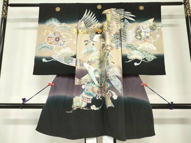 ■■■　サイズ　■■■ 【産着】 身丈 99cm（肩から） 裄丈 48cm 袖丈 58cm ■■■　商品詳細　■■■ 産着【表地：正絹・裏地：化繊・襦袢：化繊・五つ紋】 状態は特に目立ったシミ汚れなどもなく大変良い状態です。 大変上質な逸品になります。 お安く出品致しますので、是非この機会にいかがでしょうか？ ※若干たたみシワがございます。 ■■■　注意事項　■■■ ■モニター発色の具合により色合いが異なる場合がございます。 ■寸法は多少の誤差が生じる場合がございますのでご了承ください。 ■縫込みの長さが左右非対称の場合は短い部分を記載しております。 左右非対称であってもご返品・お値引き等の保証は出来かねますので、ご了承の上ご購入をお願い致します。 ■シミ等のチェックには注意を払っておりますが、見落としがある場合もございますし、個人の見解も様々ですので神経質な方のご購入はお控えください。 ■箪笥に入っておりました着物や帯なので畳みシワや匂いがあるものもございます。 ■お休みは基本的に土日祝となりますが、その他臨時でお休みする場合がございますのでご了承ください。 ■商品の発送は平日のみの発送となります。 ■夜間と土曜、日曜日はお問い合わせの回答が遅れる場合がございます。 ■当店では、お直し、紋入れ、お手入れ等は承っておりません。 ■生地の状態（ヤケ、経年劣化等）によってはサイズ直しが出来ない場合がございます。 その点もどうかご了承のうえ、ご購入をお願いいたします。 ■弊社で取り扱う商品は一点ものにつき、時期や在庫状況に応じて金額が変更となる場合がございます。 ■検針は行っておりません。予めご了承いただきますようお願いいたします。 ■【洗える着物】と記載のある商品におきましては、商品お届け後に洗濯を行ってしまってからのご返品にはご対応しかねます。 念の為、専門店でのお手入れをお願いいたします。 ■写真に写っている物が全てになります。それ以外の付属品はございませんのでご了承ください。 ■状態に関する写真につきましては、掲載可能な写真枚数に限りがあるため、各箇所につき1枚参考画像を掲載しております。 ■着物のサイズ目安は下記を参考ください↓ ＜女性着物＞　お端折り次第で＋5cm　−1cmが着用可能サイズ 　例）身丈170cmの場合、身長160cm〜175cm ＜男性着物＞　身丈＋約25cm〜27cm程が適応身長 　例）身丈155cmの場合、身長180〜182cm
