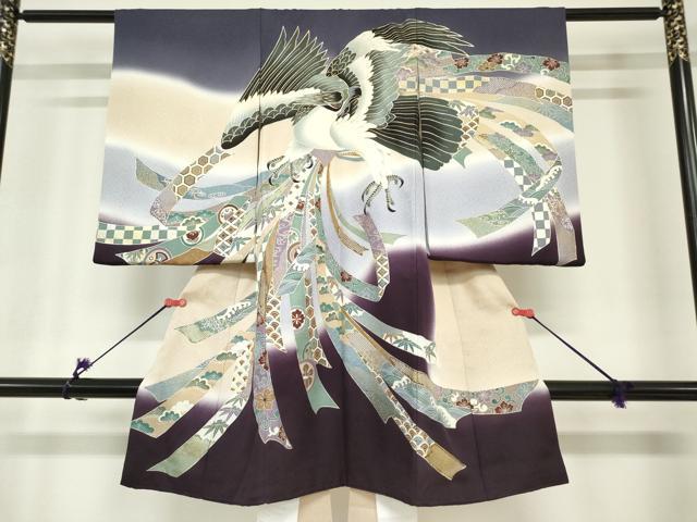 ■■■　サイズ　■■■ 【産着】 身丈 97.5cm（肩から） 裄丈 47.5cm 袖丈 56cm ■■■　商品詳細　■■■ 産着【表地：正絹・裏地：ポリエステル・襦袢：ポリエステル】 状態は接写画像のように右袖後に薄い汚れがございますがその他特に目立ったシミ汚れなどもなく大変良い状態です。 大変上質な逸品になります。 お安く出品致しますので、是非この機会にいかがでしょうか？ ■■■　注意事項　■■■ ■モニター発色の具合により色合いが異なる場合がございます。 ■寸法は多少の誤差が生じる場合がございますのでご了承ください。 ■縫込みの長さが左右非対称の場合は短い部分を記載しております。 左右非対称であってもご返品・お値引き等の保証は出来かねますので、ご了承の上ご購入をお願い致します。 ■シミ等のチェックには注意を払っておりますが、見落としがある場合もございますし、個人の見解も様々ですので神経質な方のご購入はお控えください。 ■箪笥に入っておりました着物や帯なので畳みシワや匂いがあるものもございます。 ■お休みは基本的に土日祝となりますが、その他臨時でお休みする場合がございますのでご了承ください。 ■商品の発送は平日のみの発送となります。 ■夜間と土曜、日曜日はお問い合わせの回答が遅れる場合がございます。 ■当店では、お直し、紋入れ、お手入れ等は承っておりません。 ■生地の状態（ヤケ、経年劣化等）によってはサイズ直しが出来ない場合がございます。 その点もどうかご了承のうえ、ご購入をお願いいたします。 ■弊社で取り扱う商品は一点ものにつき、時期や在庫状況に応じて金額が変更となる場合がございます。 ■検針は行っておりません。予めご了承いただきますようお願いいたします。 ■【洗える着物】と記載のある商品におきましては、商品お届け後に洗濯を行ってしまってからのご返品にはご対応しかねます。 念の為、専門店でのお手入れをお願いいたします。 ■写真に写っている物が全てになります。それ以外の付属品はございませんのでご了承ください。 ■状態に関する写真につきましては、掲載可能な写真枚数に限りがあるため、各箇所につき1枚参考画像を掲載しております。 ■着物のサイズ目安は下記を参考ください↓ ＜女性着物＞　お端折り次第で＋5cm　−1cmが着用可能サイズ 　例）身丈170cmの場合、身長160cm〜175cm ＜男性着物＞　身丈＋約25cm〜27cm程が適応身長 　例）身丈155cmの場合、身長180〜182cm