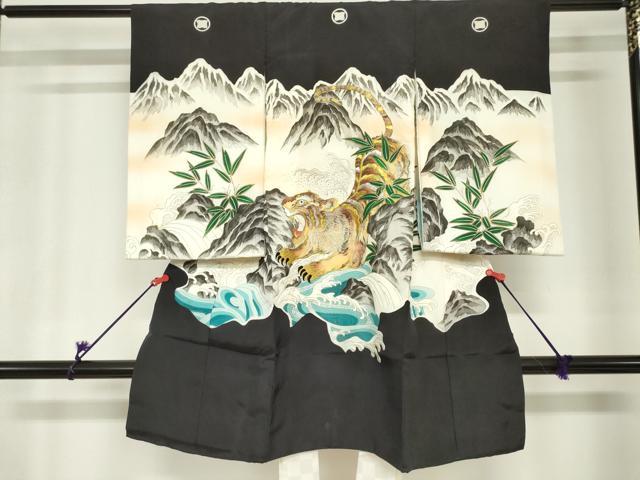 ■■■　サイズ　■■■ 【産着】 身丈 97.5cm（肩から） 裄丈 45cm 袖丈 57cm ■■■　商品詳細　■■■ 産着【表地：正絹・裏地：化繊・襦袢：化繊・五つ紋】 状態は接写画像のように表地刺繍に糸解け、 衿・両袖前後・表地所々・裾返し・紐・ 襦袢表地・裏地・返しに薄い汚れがございます。 大変上質な逸品になりますので ぜひお手入れをされてお召しになられてはいかがでしょうか。 お安く出品致しますので、是非この機会にいかがでしょうか？ ■■■　注意事項　■■■ ■モニター発色の具合により色合いが異なる場合がございます。 ■寸法は多少の誤差が生じる場合がございますのでご了承ください。 ■縫込みの長さが左右非対称の場合は短い部分を記載しております。 左右非対称であってもご返品・お値引き等の保証は出来かねますので、ご了承の上ご購入をお願い致します。 ■シミ等のチェックには注意を払っておりますが、見落としがある場合もございますし、個人の見解も様々ですので神経質な方のご購入はお控えください。 ■箪笥に入っておりました着物や帯なので畳みシワや匂いがあるものもございます。 ■お休みは基本的に土日祝となりますが、その他臨時でお休みする場合がございますのでご了承ください。 ■商品の発送は平日のみの発送となります。 ■夜間と土曜、日曜日はお問い合わせの回答が遅れる場合がございます。 ■当店では、お直し、紋入れ、お手入れ等は承っておりません。 ■生地の状態（ヤケ、経年劣化等）によってはサイズ直しが出来ない場合がございます。 その点もどうかご了承のうえ、ご購入をお願いいたします。 ■弊社で取り扱う商品は一点ものにつき、時期や在庫状況に応じて金額が変更となる場合がございます。 ■検針は行っておりません。予めご了承いただきますようお願いいたします。 ■【洗える着物】と記載のある商品におきましては、商品お届け後に洗濯を行ってしまってからのご返品にはご対応しかねます。 念の為、専門店でのお手入れをお願いいたします。 ■写真に写っている物が全てになります。それ以外の付属品はございませんのでご了承ください。 ■状態に関する写真につきましては、掲載可能な写真枚数に限りがあるため、各箇所につき1枚参考画像を掲載しております。 ■着物のサイズ目安は下記を参考ください↓ ＜女性着物＞　お端折り次第で＋5cm　−1cmが着用可能サイズ 　例）身丈170cmの場合、身長160cm〜175cm ＜男性着物＞　身丈＋約25cm〜27cm程が適応身長 　例）身丈155cmの場合、身長180〜182cm