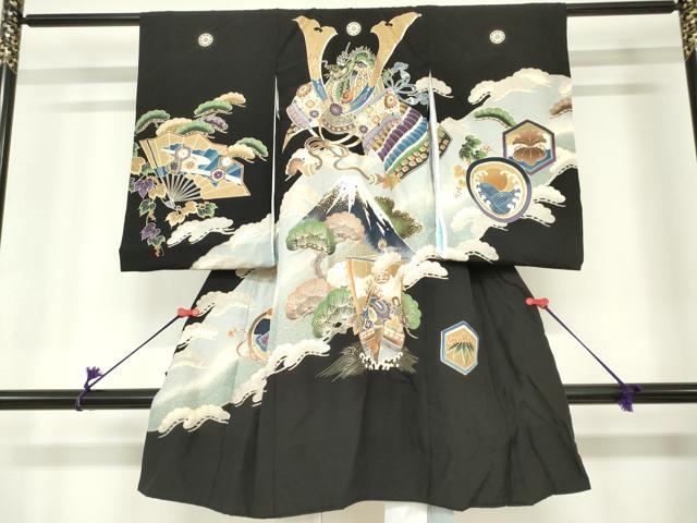 ■■■　サイズ　■■■ 【産着】 身丈 98cm（肩から） 裄丈 45cm 袖丈 58cm ■■■　商品詳細　■■■ 産着【表地：正絹・裏地：化繊・襦袢：化繊・五つ紋】 状態は接写画像のように衿・両袖前後・家紋付近・紐 襦袢表地・裏地に薄い汚れがございますがその他特に目立ったシミ汚れなどもなく大変良い状態です。 大変上質な逸品になります。 お安く出品致しますので、是非この機会にいかがでしょうか？ ■■■　注意事項　■■■ ■モニター発色の具合により色合いが異なる場合がございます。 ■寸法は多少の誤差が生じる場合がございますのでご了承ください。 ■縫込みの長さが左右非対称の場合は短い部分を記載しております。 左右非対称であってもご返品・お値引き等の保証は出来かねますので、ご了承の上ご購入をお願い致します。 ■シミ等のチェックには注意を払っておりますが、見落としがある場合もございますし、個人の見解も様々ですので神経質な方のご購入はお控えください。 ■箪笥に入っておりました着物や帯なので畳みシワや匂いがあるものもございます。 ■お休みは基本的に土日祝となりますが、その他臨時でお休みする場合がございますのでご了承ください。 ■商品の発送は平日のみの発送となります。 ■夜間と土曜、日曜日はお問い合わせの回答が遅れる場合がございます。 ■当店では、お直し、紋入れ、お手入れ等は承っておりません。 ■生地の状態（ヤケ、経年劣化等）によってはサイズ直しが出来ない場合がございます。 その点もどうかご了承のうえ、ご購入をお願いいたします。 ■弊社で取り扱う商品は一点ものにつき、時期や在庫状況に応じて金額が変更となる場合がございます。 ■検針は行っておりません。予めご了承いただきますようお願いいたします。 ■【洗える着物】と記載のある商品におきましては、商品お届け後に洗濯を行ってしまってからのご返品にはご対応しかねます。 念の為、専門店でのお手入れをお願いいたします。 ■写真に写っている物が全てになります。それ以外の付属品はございませんのでご了承ください。 ■状態に関する写真につきましては、掲載可能な写真枚数に限りがあるため、各箇所につき1枚参考画像を掲載しております。 ■着物のサイズ目安は下記を参考ください↓ ＜女性着物＞　お端折り次第で＋5cm　−1cmが着用可能サイズ 　例）身丈170cmの場合、身長160cm〜175cm ＜男性着物＞　身丈＋約25cm〜27cm程が適応身長 　例）身丈155cmの場合、身長180〜182cm