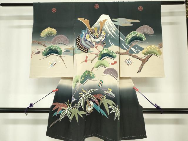 ■■■　サイズ　■■■ 【産着】 身丈 97.5cm（肩から） 裄丈 47cm 袖丈 56.5cm ■■■　商品詳細　■■■ 産着【表地：正絹・裏地：化繊・五つ紋】 状態は接写画像のように衿・両袖前後・剣先付近に薄い汚れがございますがその他特に目立ったシミ汚れなどもなく大変良い状態です。 大変上質な逸品になります。 お安く出品致しますので、是非この機会にいかがでしょうか？ ※襦袢の付属がございません。 ■■■　注意事項　■■■ ■モニター発色の具合により色合いが異なる場合がございます。 ■寸法は多少の誤差が生じる場合がございますのでご了承ください。 ■縫込みの長さが左右非対称の場合は短い部分を記載しております。 左右非対称であってもご返品・お値引き等の保証は出来かねますので、ご了承の上ご購入をお願い致します。 ■シミ等のチェックには注意を払っておりますが、見落としがある場合もございますし、個人の見解も様々ですので神経質な方のご購入はお控えください。 ■箪笥に入っておりました着物や帯なので畳みシワや匂いがあるものもございます。 ■お休みは基本的に土日祝となりますが、その他臨時でお休みする場合がございますのでご了承ください。 ■商品の発送は平日のみの発送となります。 ■夜間と土曜、日曜日はお問い合わせの回答が遅れる場合がございます。 ■当店では、お直し、紋入れ、お手入れ等は承っておりません。 ■生地の状態（ヤケ、経年劣化等）によってはサイズ直しが出来ない場合がございます。 その点もどうかご了承のうえ、ご購入をお願いいたします。 ■弊社で取り扱う商品は一点ものにつき、時期や在庫状況に応じて金額が変更となる場合がございます。 ■検針は行っておりません。予めご了承いただきますようお願いいたします。 ■【洗える着物】と記載のある商品におきましては、商品お届け後に洗濯を行ってしまってからのご返品にはご対応しかねます。 念の為、専門店でのお手入れをお願いいたします。 ■写真に写っている物が全てになります。それ以外の付属品はございませんのでご了承ください。 ■状態に関する写真につきましては、掲載可能な写真枚数に限りがあるため、各箇所につき1枚参考画像を掲載しております。 ■着物のサイズ目安は下記を参考ください↓ ＜女性着物＞　お端折り次第で＋5cm　−1cmが着用可能サイズ 　例）身丈170cmの場合、身長160cm〜175cm ＜男性着物＞　身丈＋約25cm〜27cm程が適応身長 　例）身丈155cmの場合、身長180〜182cm
