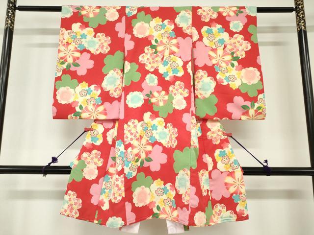 ■■■　サイズ　■■■ 【着物】 身丈 100cm（肩から） 裄丈 46cm 袖丈 57cm ■■■　商品詳細　■■■ 産着【化繊・未使用】 状態は特に目立ったシミ汚れなどもなく大変良い状態です。 お安く出品致しますので、是非この機会にいかがでしょうか？ ※ご自身で洗濯された場合の保証はできかねます。専門店にご相談ください。 ■■■　注意事項　■■■ ■モニター発色の具合により色合いが異なる場合がございます。 ■寸法は多少の誤差が生じる場合がございますのでご了承ください。 ■縫込みの長さが左右非対称の場合は短い部分を記載しております。 左右非対称であってもご返品・お値引き等の保証は出来かねますので、ご了承の上ご購入をお願い致します。 ■シミ等のチェックには注意を払っておりますが、見落としがある場合もございますし、個人の見解も様々ですので神経質な方のご購入はお控えください。 ■箪笥に入っておりました着物や帯なので畳みシワや匂いがあるものもございます。 ■お休みは基本的に土日祝となりますが、その他臨時でお休みする場合がございますのでご了承ください。 ■商品の発送は平日のみの発送となります。 ■夜間と土曜、日曜日はお問い合わせの回答が遅れる場合がございます。 ■当店では、お直し、紋入れ、お手入れ等は承っておりません。 ■生地の状態（ヤケ、経年劣化等）によってはサイズ直しが出来ない場合がございます。 その点もどうかご了承のうえ、ご購入をお願いいたします。 ■弊社で取り扱う商品は一点ものにつき、時期や在庫状況に応じて金額が変更となる場合がございます。 ■検針は行っておりません。予めご了承いただきますようお願いいたします。 ■【洗える着物】と記載のある商品におきましては、商品お届け後に洗濯を行ってしまってからのご返品にはご対応しかねます。 念の為、専門店でのお手入れをお願いいたします。 ■写真に写っている物が全てになります。それ以外の付属品はございませんのでご了承ください。 ■状態に関する写真につきましては、掲載可能な写真枚数に限りがあるため、各箇所につき1枚参考画像を掲載しております。 ■着物のサイズ目安は下記を参考ください↓ ＜女性着物＞　お端折り次第で＋5cm　−1cmが着用可能サイズ 　例）身丈170cmの場合、身長160cm〜175cm ＜男性着物＞　身丈＋約25cm〜27cm程が適応身長 　例）身丈155cmの場合、身長180〜182cm