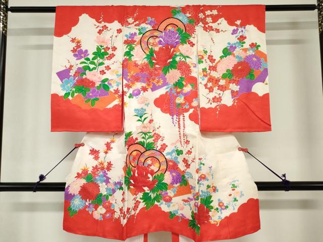 ■■■　サイズ　■■■ 【着物】 身丈 98cm（肩から） 裄丈 45.5cm 袖丈 57cm ■■■　商品詳細　■■■ 産着【表地：正絹・裏地：化繊・襦袢：化繊】 状態は接写画像のように 衿・紐・両袖前後・表地所々・襦袢表地・裏地に薄い汚れがございます。 大変上質な逸品になりますので 気になる方はお手入れをされてお召しになられてはいかがでしょうか。 お安く出品致しますので、是非この機会にいかがでしょうか？ ※襦袢(下着)と内袖が分かれていますが、 セットとしてお譲り頂きましたのでそのまま出品しています。 ■■■　注意事項　■■■ ■モニター発色の具合により色合いが異なる場合がございます。 ■寸法は多少の誤差が生じる場合がございますのでご了承ください。 ■縫込みの長さが左右非対称の場合は短い部分を記載しております。 左右非対称であってもご返品・お値引き等の保証は出来かねますので、ご了承の上ご購入をお願い致します。 ■シミ等のチェックには注意を払っておりますが、見落としがある場合もございますし、個人の見解も様々ですので神経質な方のご購入はお控えください。 ■箪笥に入っておりました着物や帯なので畳みシワや匂いがあるものもございます。 ■お休みは基本的に土日祝となりますが、その他臨時でお休みする場合がございますのでご了承ください。 ■商品の発送は平日のみの発送となります。 ■夜間と土曜、日曜日はお問い合わせの回答が遅れる場合がございます。 ■当店では、お直し、紋入れ、お手入れ等は承っておりません。 ■生地の状態（ヤケ、経年劣化等）によってはサイズ直しが出来ない場合がございます。 その点もどうかご了承のうえ、ご購入をお願いいたします。 ■弊社で取り扱う商品は一点ものにつき、時期や在庫状況に応じて金額が変更となる場合がございます。 ■検針は行っておりません。予めご了承いただきますようお願いいたします。 ■【洗える着物】と記載のある商品におきましては、商品お届け後に洗濯を行ってしまってからのご返品にはご対応しかねます。 念の為、専門店でのお手入れをお願いいたします。 ■写真に写っている物が全てになります。それ以外の付属品はございませんのでご了承ください。 ■状態に関する写真につきましては、掲載可能な写真枚数に限りがあるため、各箇所につき1枚参考画像を掲載しております。 ■着物のサイズ目安は下記を参考ください↓ ＜女性着物＞　お端折り次第で＋5cm　−1cmが着用可能サイズ 　例）身丈170cmの場合、身長160cm〜175cm ＜男性着物＞　身丈＋約25cm〜27cm程が適応身長 　例）身丈155cmの場合、身長180〜182cm