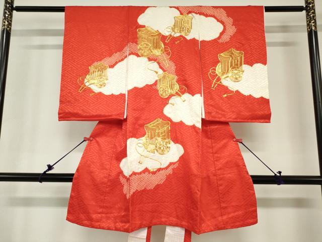■■■　サイズ　■■■ 【着物】 身丈 99cm（肩から） 裄丈 46.5cm 袖丈 55cm ■■■　商品詳細　■■■ 産着【表地：正絹・裏地：アセテート・襦袢：アセテート】 状態は接写画像のように 両袖前後・表地所々・紐・襦袢表地・裏地・返しに薄い汚れがございます。 大変上質な逸品になりますので 気になる方はお手入れをされてお召しになられてはいかがでしょうか。 お安く出品致しますので、是非この機会にいかがでしょうか？ ■■■　注意事項　■■■ ■モニター発色の具合により色合いが異なる場合がございます。 ■寸法は多少の誤差が生じる場合がございますのでご了承ください。 ■縫込みの長さが左右非対称の場合は短い部分を記載しております。 左右非対称であってもご返品・お値引き等の保証は出来かねますので、ご了承の上ご購入をお願い致します。 ■シミ等のチェックには注意を払っておりますが、見落としがある場合もございますし、個人の見解も様々ですので神経質な方のご購入はお控えください。 ■箪笥に入っておりました着物や帯なので畳みシワや匂いがあるものもございます。 ■お休みは基本的に土日祝となりますが、その他臨時でお休みする場合がございますのでご了承ください。 ■商品の発送は平日のみの発送となります。 ■夜間と土曜、日曜日はお問い合わせの回答が遅れる場合がございます。 ■当店では、お直し、紋入れ、お手入れ等は承っておりません。 ■生地の状態（ヤケ、経年劣化等）によってはサイズ直しが出来ない場合がございます。 その点もどうかご了承のうえ、ご購入をお願いいたします。 ■弊社で取り扱う商品は一点ものにつき、時期や在庫状況に応じて金額が変更となる場合がございます。 ■検針は行っておりません。予めご了承いただきますようお願いいたします。 ■【洗える着物】と記載のある商品におきましては、商品お届け後に洗濯を行ってしまってからのご返品にはご対応しかねます。 念の為、専門店でのお手入れをお願いいたします。 ■写真に写っている物が全てになります。それ以外の付属品はございませんのでご了承ください。 ■状態に関する写真につきましては、掲載可能な写真枚数に限りがあるため、各箇所につき1枚参考画像を掲載しております。 ■着物のサイズ目安は下記を参考ください↓ ＜女性着物＞　お端折り次第で＋5cm　−1cmが着用可能サイズ 　例）身丈170cmの場合、身長160cm〜175cm ＜男性着物＞　身丈＋約25cm〜27cm程が適応身長 　例）身丈155cmの場合、身長180〜182cm