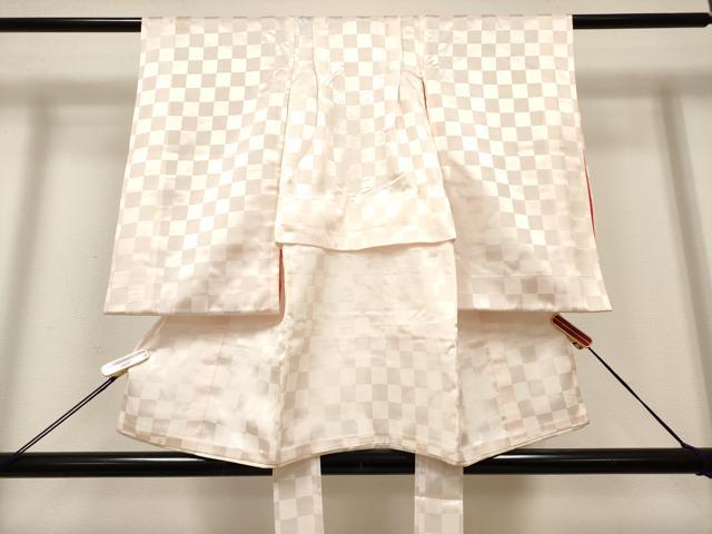 ■■■　サイズ　■■■ 【長襦袢】 身丈 79cm（肩から） 裄丈 39cm（肩上げ　2cm） 袖丈 57cm　縫込み 2cm 袖幅 27.5cm 前幅 13.5cm 後幅 19cm 着物縫いこみ 内揚げ 0cm （腰上げ　9.5cm） 裄 お袖側 約1.5cm　身頃側 約0cm ■■■　商品詳細　■■■ 長襦袢【化繊】 状態は接写画像のように 衿・両袖前後・表地所々・胴裏・返し・紐に薄い汚れがございます。 ぜひお手入れをされてお召しになられてはいかがでしょうか。 お安く出品致しますので、是非この機会にいかがでしょうか？ ※ご自身で洗濯された場合の保証はできかねます。専門店にご相談ください。 ■■■　注意事項　■■■ ■モニター発色の具合により色合いが異なる場合がございます。 ■寸法は多少の誤差が生じる場合がございますのでご了承ください。 ■縫込みの長さが左右非対称の場合は短い部分を記載しております。 左右非対称であってもご返品・お値引き等の保証は出来かねますので、ご了承の上ご購入をお願い致します。 ■シミ等のチェックには注意を払っておりますが、見落としがある場合もございますし、個人の見解も様々ですので神経質な方のご購入はお控えください。 ■箪笥に入っておりました着物や帯なので畳みシワや匂いがあるものもございます。 ■お休みは基本的に土日祝となりますが、その他臨時でお休みする場合がございますのでご了承ください。 ■商品の発送は平日のみの発送となります。 ■夜間と土曜、日曜日はお問い合わせの回答が遅れる場合がございます。 ■当店では、お直し、紋入れ、お手入れ等は承っておりません。 ■生地の状態（ヤケ、経年劣化等）によってはサイズ直しが出来ない場合がございます。 その点もどうかご了承のうえ、ご購入をお願いいたします。 ■弊社で取り扱う商品は一点ものにつき、時期や在庫状況に応じて金額が変更となる場合がございます。 ■検針は行っておりません。予めご了承いただきますようお願いいたします。 ■【洗える着物】と記載のある商品におきましては、商品お届け後に洗濯を行ってしまってからのご返品にはご対応しかねます。 念の為、専門店でのお手入れをお願いいたします。 ■写真に写っている物が全てになります。それ以外の付属品はございませんのでご了承ください。 ■状態に関する写真につきましては、掲載可能な写真枚数に限りがあるため、各箇所につき1枚参考画像を掲載しております。 ■着物のサイズ目安は下記を参考ください↓ ＜女性着物＞　お端折り次第で＋5cm　−1cmが着用可能サイズ 　例）身丈170cmの場合、身長160cm〜175cm ＜男性着物＞　身丈＋約25cm〜27cm程が適応身長 　例）身丈155cmの場合、身長180〜182cm