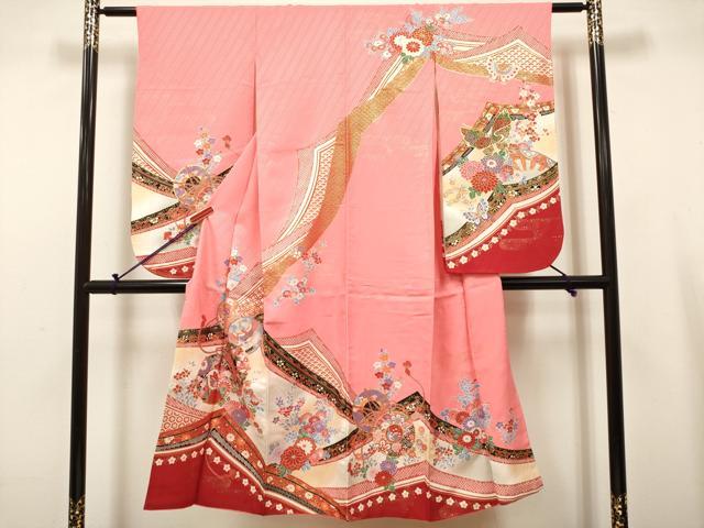 ■■■　サイズ　■■■ 【祝着】 身丈 139cm（肩から） 裄丈 58cm（肩上げ　0cm） 袖丈 77cm　縫込み 2cm 袖幅 33cm 前幅 18.5cm 後幅 25cm 着物縫いこみ 内揚げ 0cm （腰上げ　0cm） 裄 お袖側 約2cm　身頃側 約1.5cm ■■■　商品詳細　■■■ 着物【化繊】 状態は接写画像のように胴裏・紐に薄い汚れがございますがその他表地は特に目立ったシミ汚れなどもなく大変良い状態です。 気にならない方であればそのままお召しになれるかと思います。 お安く出品致しますので、是非この機会にいかがでしょうか？ ※肩上げと腰上げがされておりません。 ※ご自身で洗濯された場合の保証はできかねます。専門店にご相談ください。 ■■■　注意事項　■■■ ■モニター発色の具合により色合いが異なる場合がございます。 ■寸法は多少の誤差が生じる場合がございますのでご了承ください。 ■縫込みの長さが左右非対称の場合は短い部分を記載しております。 左右非対称であってもご返品・お値引き等の保証は出来かねますので、ご了承の上ご購入をお願い致します。 ■シミ等のチェックには注意を払っておりますが、見落としがある場合もございますし、個人の見解も様々ですので神経質な方のご購入はお控えください。 ■箪笥に入っておりました着物や帯なので畳みシワや匂いがあるものもございます。 ■お休みは基本的に土日祝となりますが、その他臨時でお休みする場合がございますのでご了承ください。 ■商品の発送は平日のみの発送となります。 ■夜間と土曜、日曜日はお問い合わせの回答が遅れる場合がございます。 ■当店では、お直し、紋入れ、お手入れ等は承っておりません。 ■生地の状態（ヤケ、経年劣化等）によってはサイズ直しが出来ない場合がございます。 その点もどうかご了承のうえ、ご購入をお願いいたします。 ■弊社で取り扱う商品は一点ものにつき、時期や在庫状況に応じて金額が変更となる場合がございます。 ■検針は行っておりません。予めご了承いただきますようお願いいたします。 ■【洗える着物】と記載のある商品におきましては、商品お届け後に洗濯を行ってしまってからのご返品にはご対応しかねます。 念の為、専門店でのお手入れをお願いいたします。 ■写真に写っている物が全てになります。それ以外の付属品はございませんのでご了承ください。 ■状態に関する写真につきましては、掲載可能な写真枚数に限りがあるため、各箇所につき1枚参考画像を掲載しております。 ■着物のサイズ目安は下記を参考ください↓ ＜女性着物＞　お端折り次第で＋5cm　−1cmが着用可能サイズ 　例）身丈170cmの場合、身長160cm〜175cm ＜男性着物＞　身丈＋約25cm〜27cm程が適応身長 　例）身丈155cmの場合、身長180〜182cm