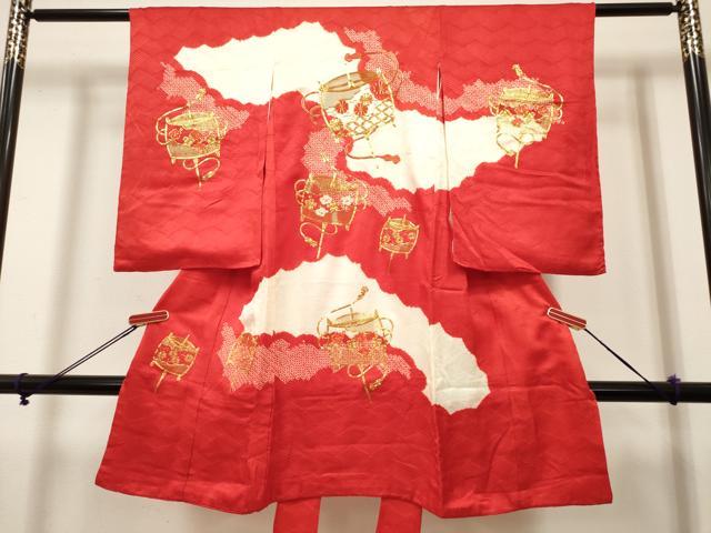 ■■■　サイズ　■■■ 【着物】 身丈 101cm（肩から） 裄丈 48.5cm 袖丈 57cm ■■■　商品詳細　■■■ 産着【正絹】 状態は接写画像のように 衿・両袖前後・表地所々・胴裏に薄い汚れがございます。 大変上質な逸品になりますので 気になる方はお手入れをされてお召しになられてはいかがでしょうか。 お安く出品致しますので、是非この機会にいかがでしょうか？ ※襦袢の付属がございません。 ■■■　注意事項　■■■ ■モニター発色の具合により色合いが異なる場合がございます。 ■寸法は多少の誤差が生じる場合がございますのでご了承ください。 ■縫込みの長さが左右非対称の場合は短い部分を記載しております。 左右非対称であってもご返品・お値引き等の保証は出来かねますので、ご了承の上ご購入をお願い致します。 ■シミ等のチェックには注意を払っておりますが、見落としがある場合もございますし、個人の見解も様々ですので神経質な方のご購入はお控えください。 ■箪笥に入っておりました着物や帯なので畳みシワや匂いがあるものもございます。 ■お休みは基本的に土日祝となりますが、その他臨時でお休みする場合がございますのでご了承ください。 ■商品の発送は平日のみの発送となります。 ■夜間と土曜、日曜日はお問い合わせの回答が遅れる場合がございます。 ■当店では、お直し、紋入れ、お手入れ等は承っておりません。 ■生地の状態（ヤケ、経年劣化等）によってはサイズ直しが出来ない場合がございます。 その点もどうかご了承のうえ、ご購入をお願いいたします。 ■弊社で取り扱う商品は一点ものにつき、時期や在庫状況に応じて金額が変更となる場合がございます。 ■検針は行っておりません。予めご了承いただきますようお願いいたします。 ■【洗える着物】と記載のある商品におきましては、商品お届け後に洗濯を行ってしまってからのご返品にはご対応しかねます。 念の為、専門店でのお手入れをお願いいたします。 ■写真に写っている物が全てになります。それ以外の付属品はございませんのでご了承ください。 ■状態に関する写真につきましては、掲載可能な写真枚数に限りがあるため、各箇所につき1枚参考画像を掲載しております。 ■着物のサイズ目安は下記を参考ください↓ ＜女性着物＞　お端折り次第で＋5cm　−1cmが着用可能サイズ 　例）身丈170cmの場合、身長160cm〜175cm ＜男性着物＞　身丈＋約25cm〜27cm程が適応身長 　例）身丈155cmの場合、身長180〜182cm